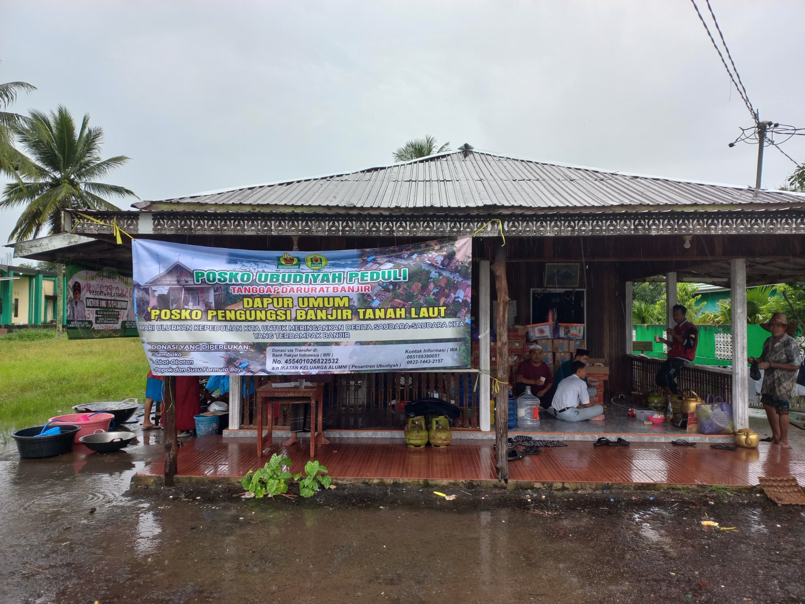 MULAI MENGUNGSI: Inilah lokasi dapur umum di Ponpes Ubudiyah yang menjadi lokasi pengungsian banjir di Kecamatan Bati-Bati.