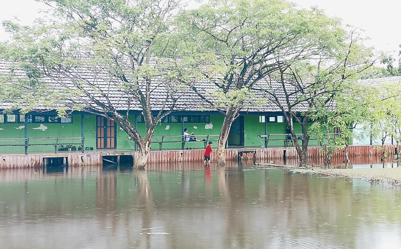SETINGGI LUTUT: Kondisi halaman dalam dan halaman depan SMPN 22 Banjarmasin terendam banjir, Senin (5/1/2026) pagi. Memaksa pihak sekolah menerapkan Pembelajaran Jarak Jauh.