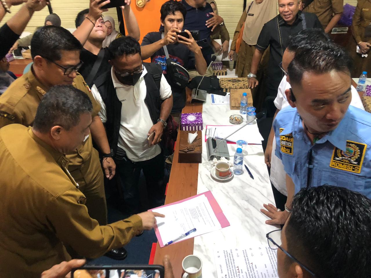 PERINGATAN KERAS: Rapat Dengar Pendapat (RDP) di DPRD Kotabaru diselingi penandatanganan komitmen terkait keluhan pelayanan kesehatan.