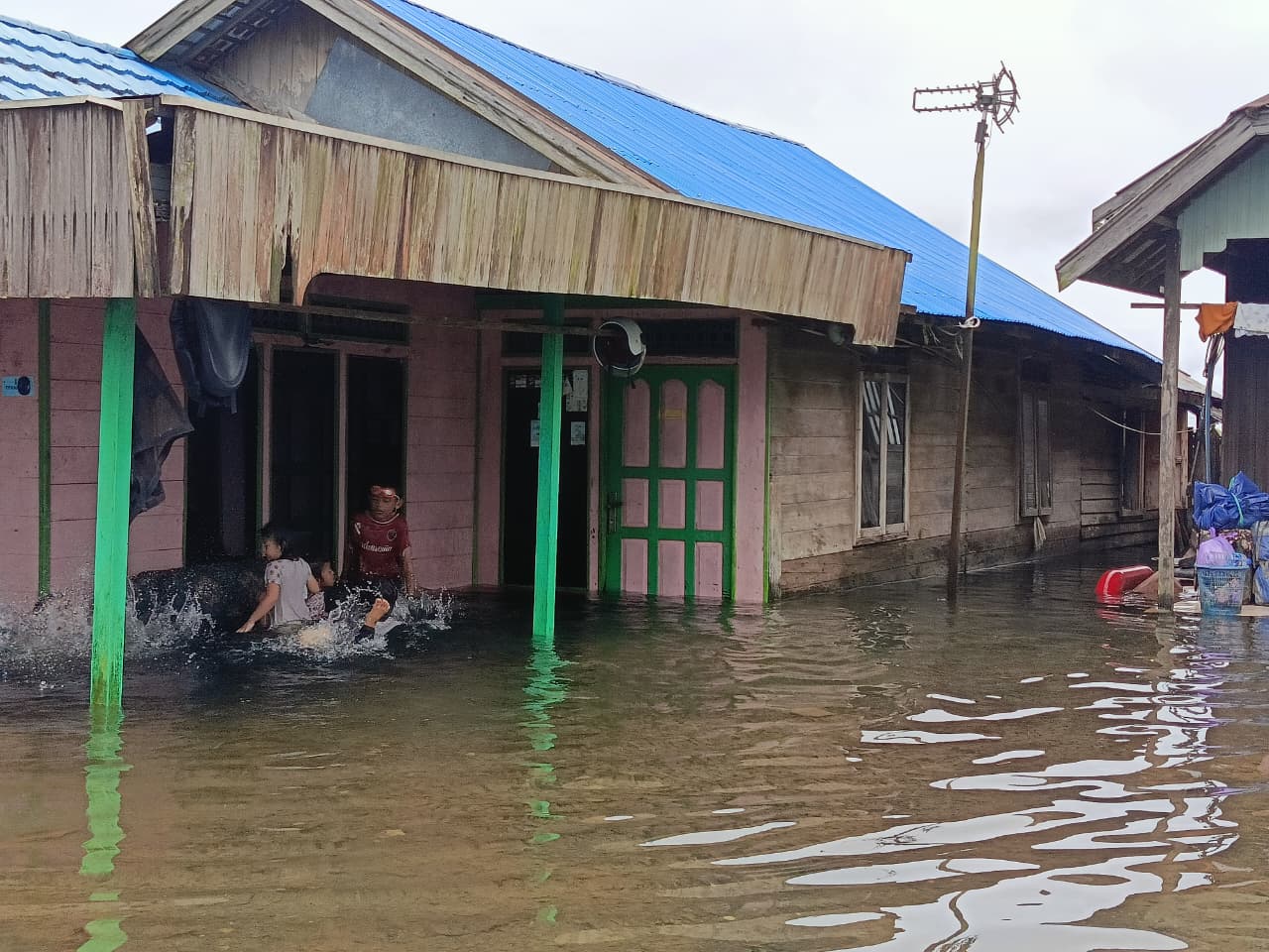 TERENDAM: Rumah warga di Pengayuan Banjarbaru masih digenangi banjir.