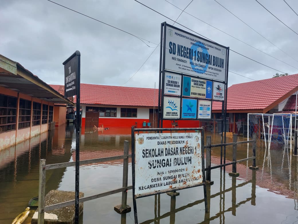 LAMA TERENDAM: SDN 1 Sungai Buluh di Kecamatan Labuan Amas Utara masih terdampak banjir. Kepala Dinas Pendidikan HST meminta para siswanya jangan tertinggal pelajaran.