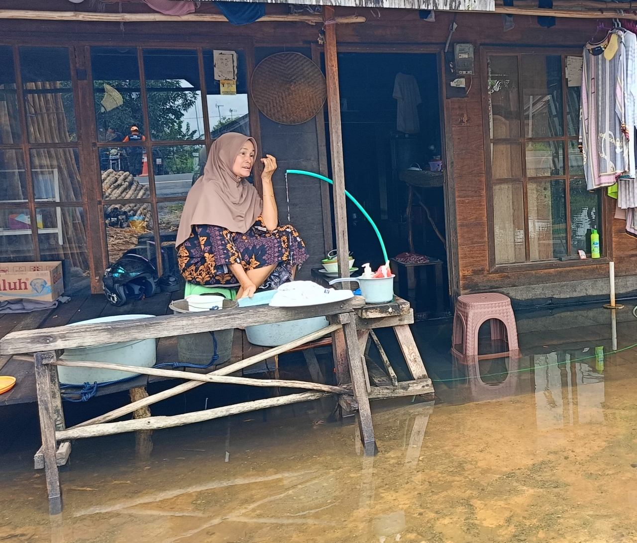BANJIR: Mama Riani, salah satu korban banjir di Pengayuan saat ditemui Radar Banjarmasin, Senin (5/1).