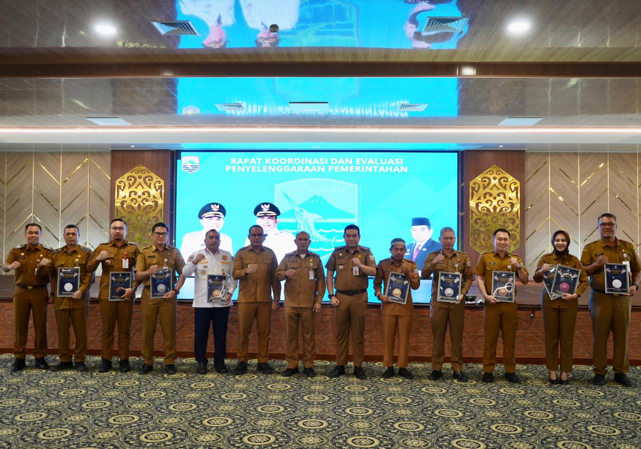 BERSAMA: Bupati, Wabup dan Sekda berfoto bersama dengan Kadis Berprestasi di Kotabaru.