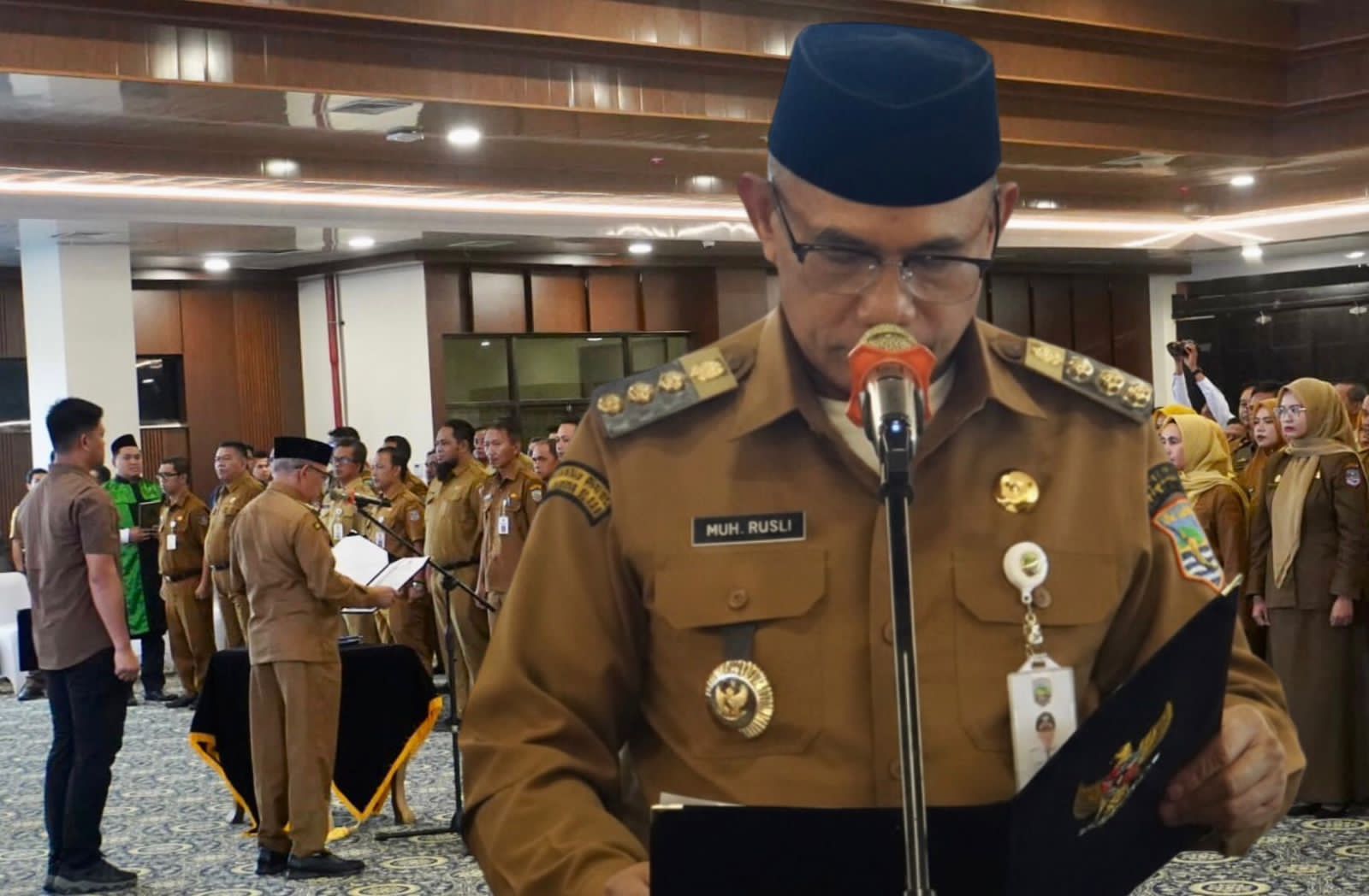PELANTIKAN: Bupati Kotabaru saat memimpin pelantikan 112 pejabat di lingkup Pemkab Kotabaru.