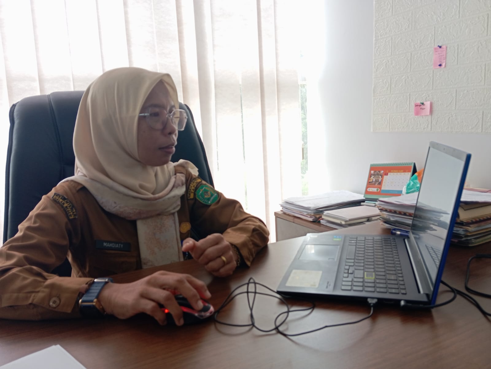 BERI KETERANGAN: Kepala Bidang (Kabid) Penelitian dan Pengembangan Bappelitbang Tapin, Mahdiati, menyampaikan bahwa penyelesaian kajian selama 2025. Foto Rasidi Fadli
