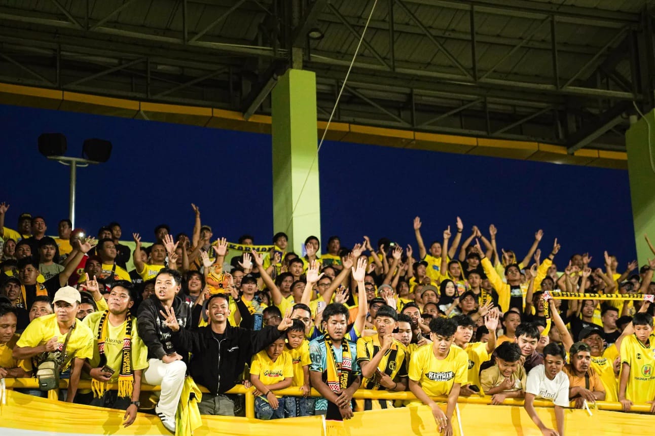 DUKUNGAN: Suporter Barito Putera memadati Stadion 17 Mei dan memberikan dukungan penuh sepanjang laga kontra Persiku Kudus pada pekan ke-14 Pegadaian Championship 2025/2026.