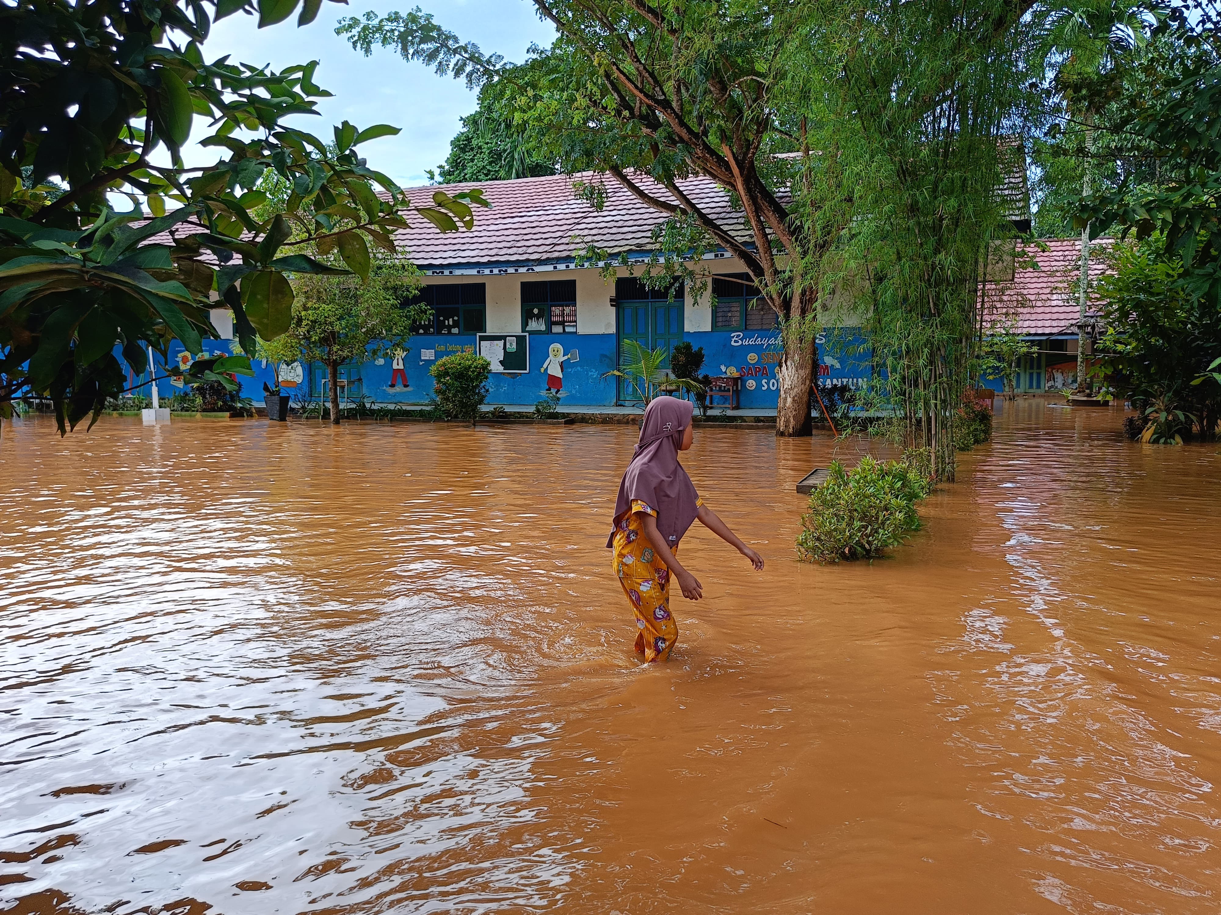 Banjir: SDN 2 Bangkal yang juga satu atap dengan SMPN 12 Banjarbaru kebanjiran (Sheilla Radar Banjarmasin)