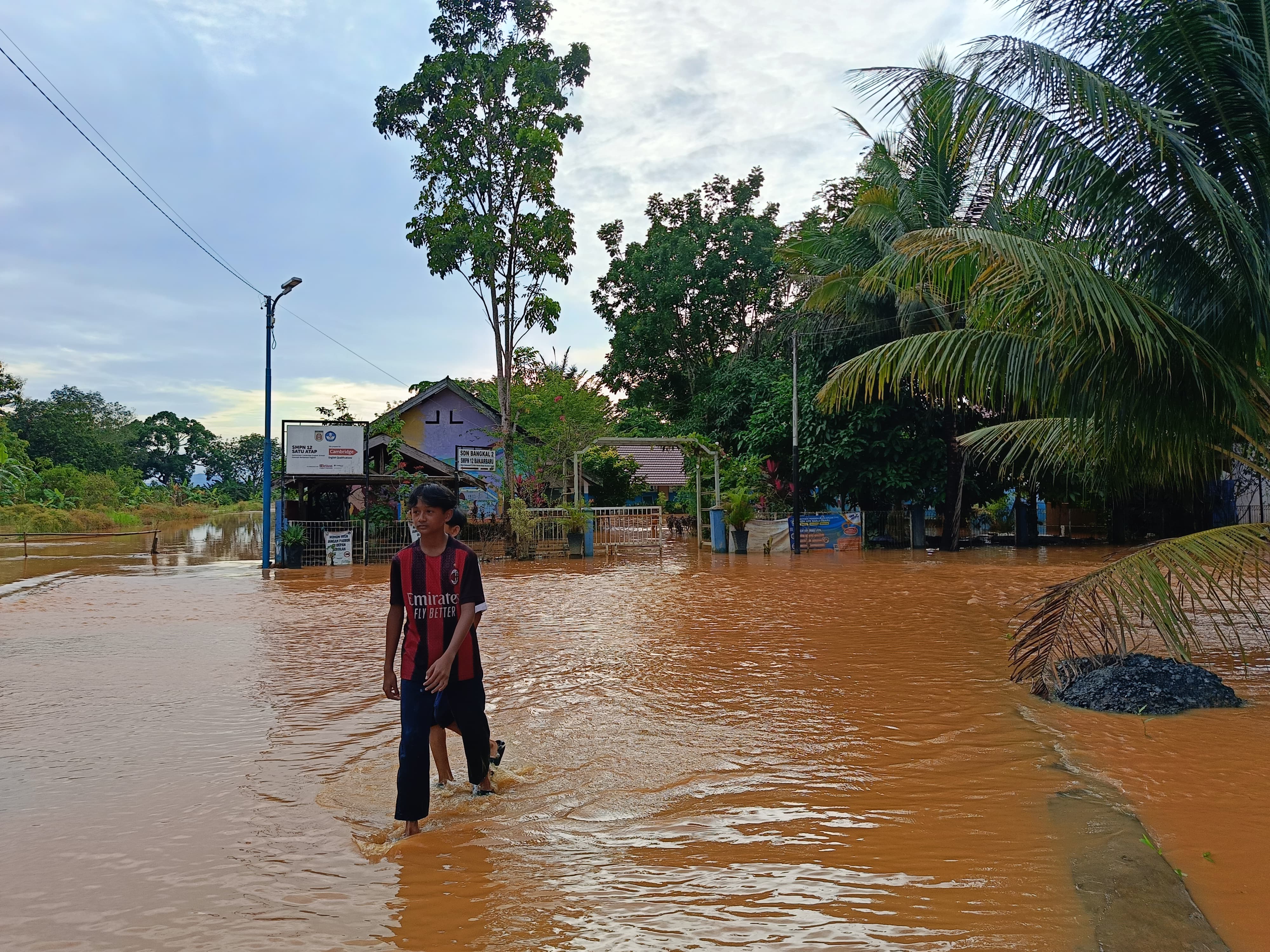 Banjir: SDN 2 Bangkal yang juga satu atap dengan SMPN 12 Banjarbaru kebanjiran (Sheilla Radar Banjarmasin)