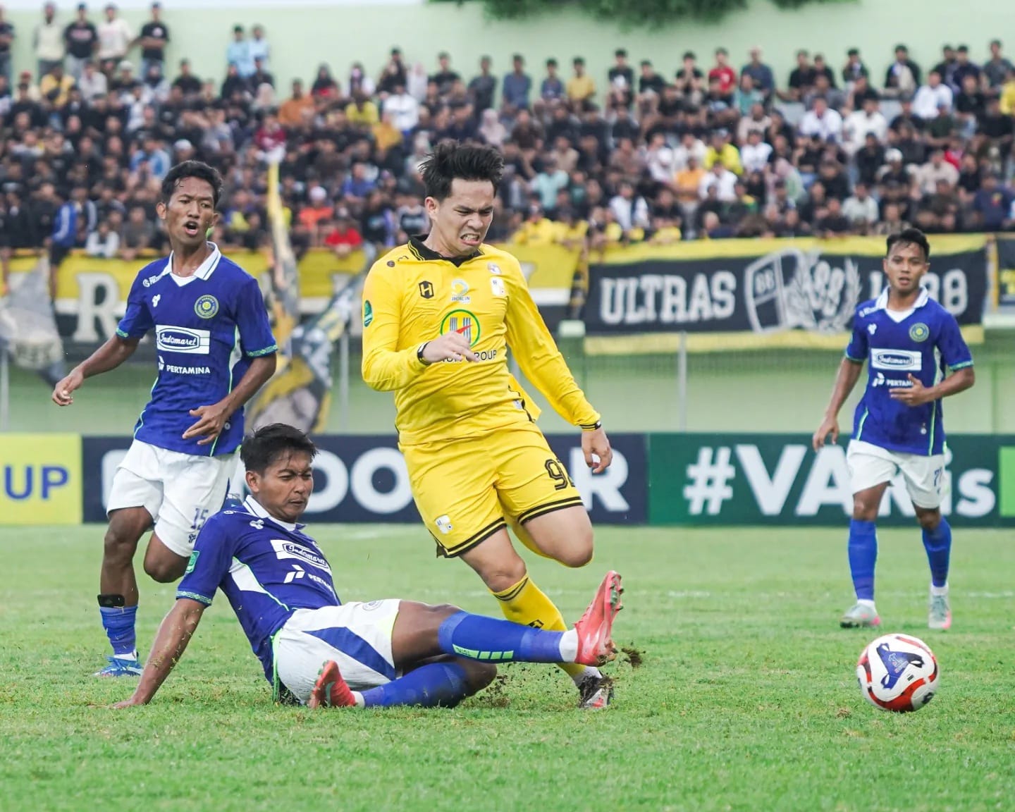 MENGUASAI: Pemain Barito Putera berusaha menguasai bola meski dikepung sejumlah pemain Persiku Kudus dalam laga Pegadaian Championship 2025/2026 di Stadion 17 Mei Banjarmasin.