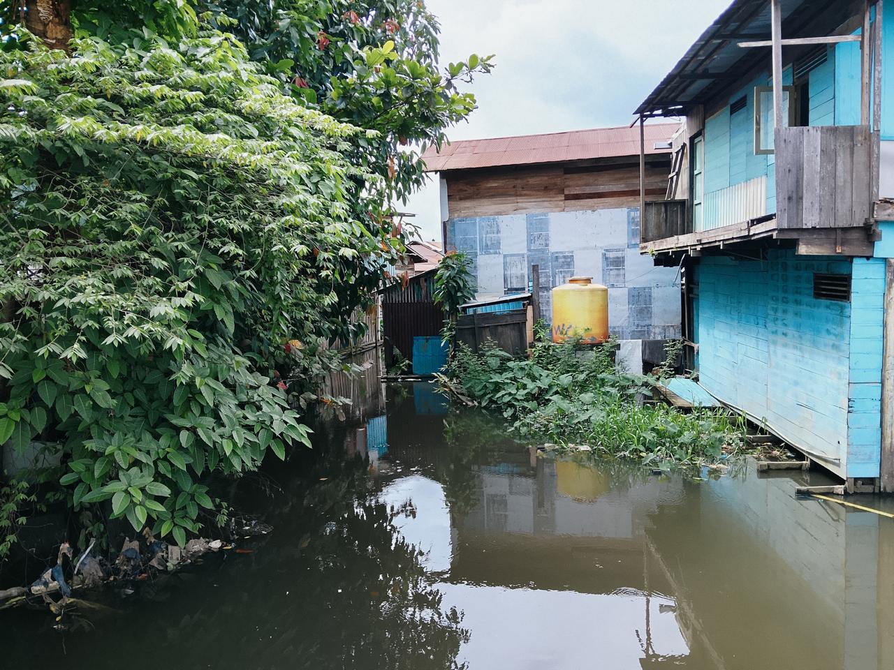 MENYEMPIT: Kondisi sungai di kawasan Veteran, Banjarmasin, terlihat menyempit akibat bangunan dan aktivitas warga di bantaran sungai.
