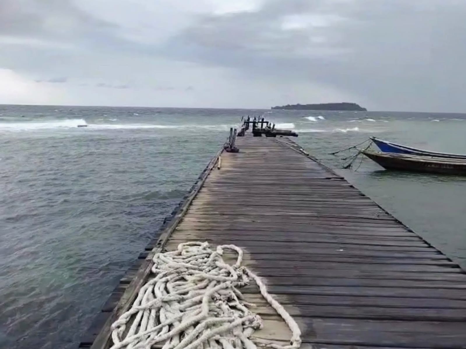EKSTREM: Kondisi cuaca ekstrem di perairan Pulau Sembilan, Kotabaru yang dipantau dari darat.