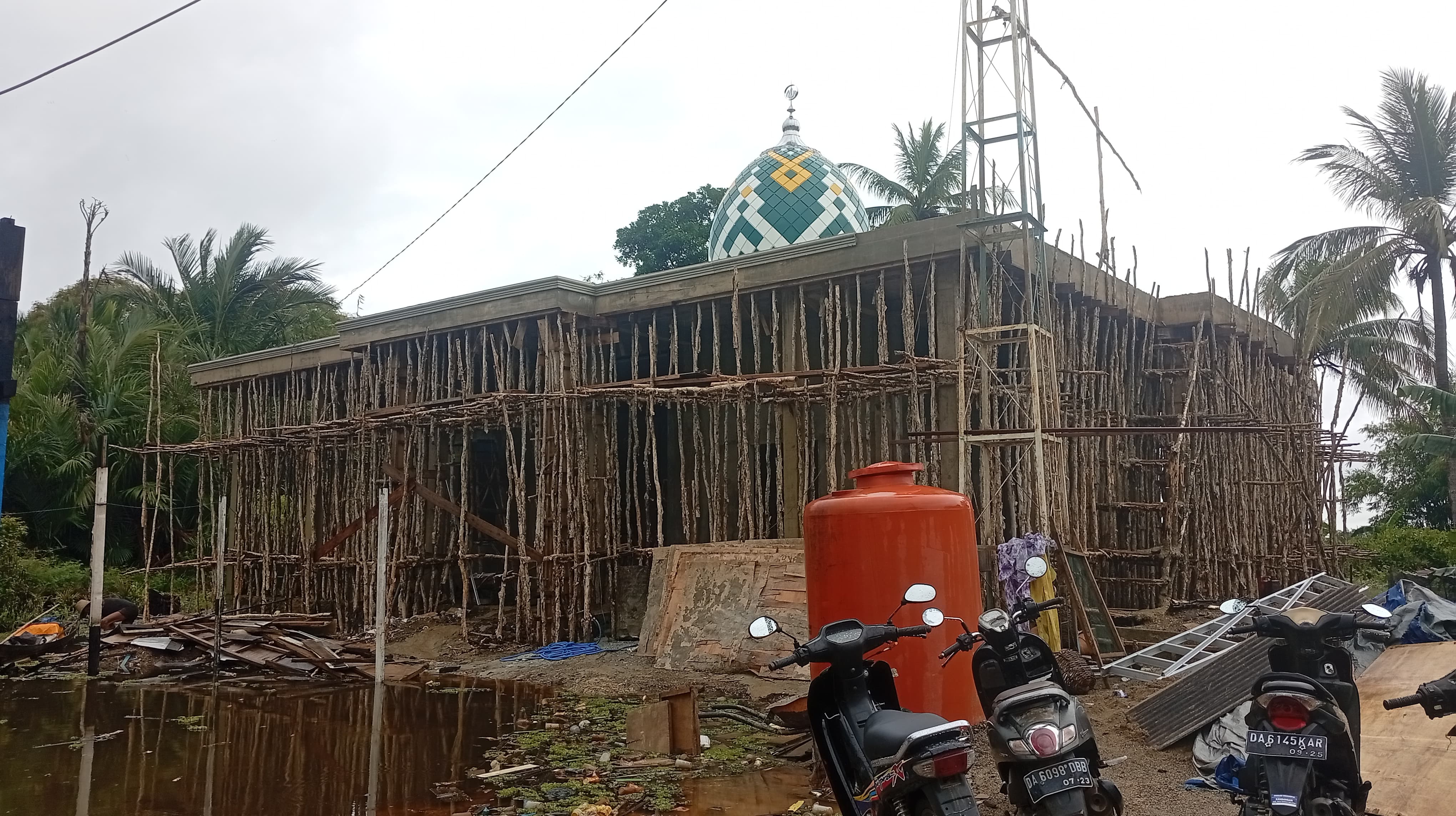 BANGUN ULANG: Langgar Darul Abrar dibangun ulang oleh warga Desa Karang Bulan agar tidak terendam banjir lagi. (Foto: M. Padil Ihsan/Radar Banjarmasin)