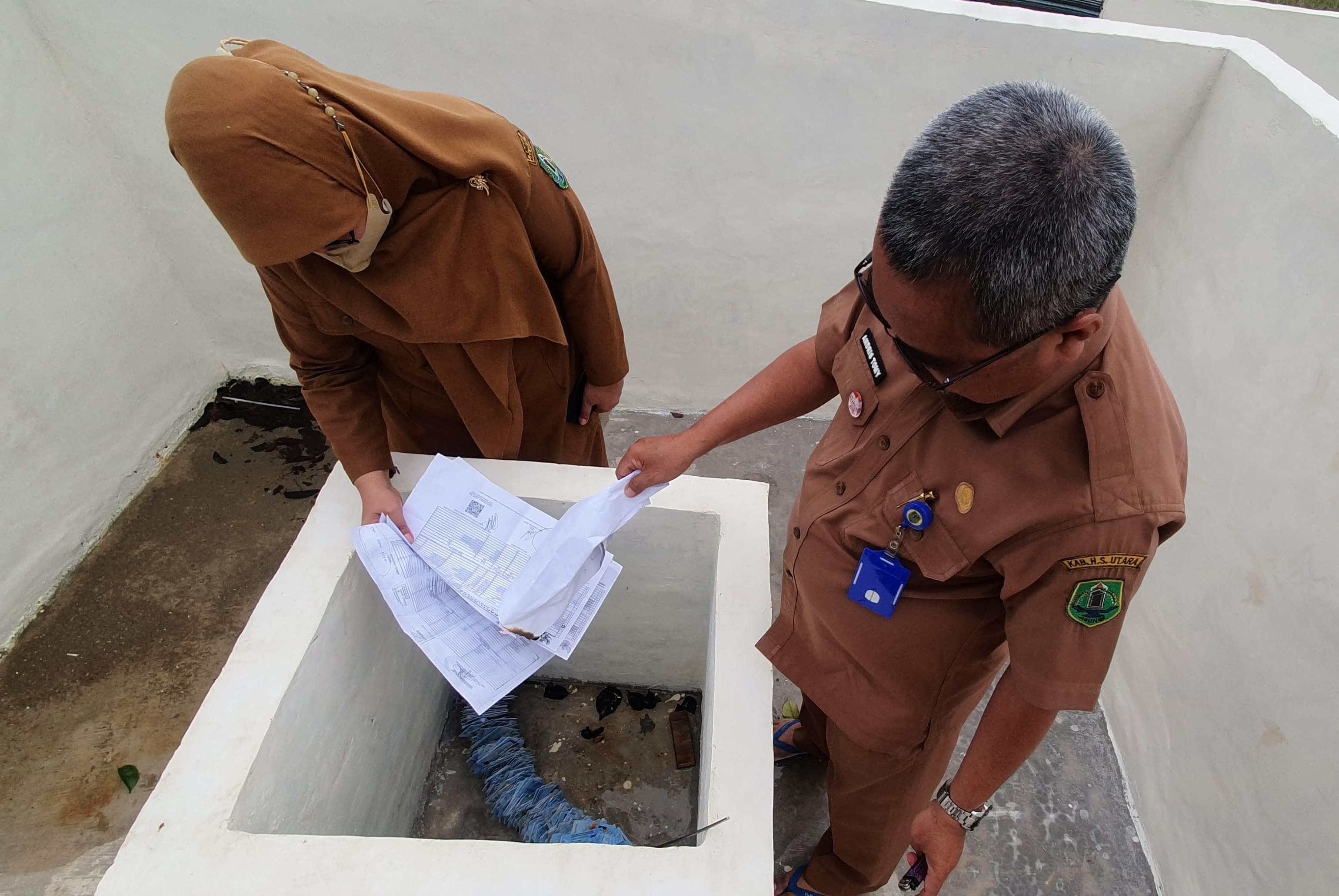 DIBAKAR: Pemusnahan Kartu Tanda Penduduk elektronik (KTP-el) rusak dan invalid sebanyak 617 keping, Selasa (6/1/2026).