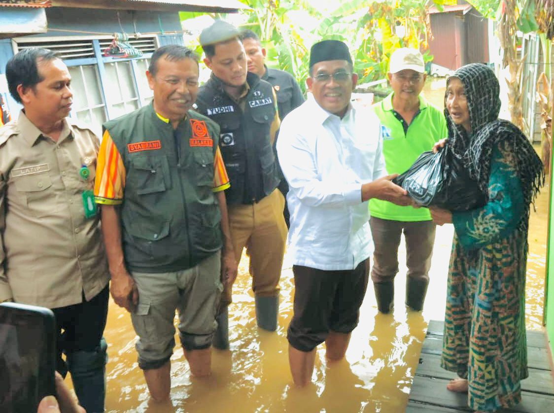 PEDULI:Bupati Kabupaten HSU, H Sahrujani menyalurkan bantuan dan meninjau kondisi banjir di wilayah Kecamatan Amuntai Tengah, Senin (5/1/2025).