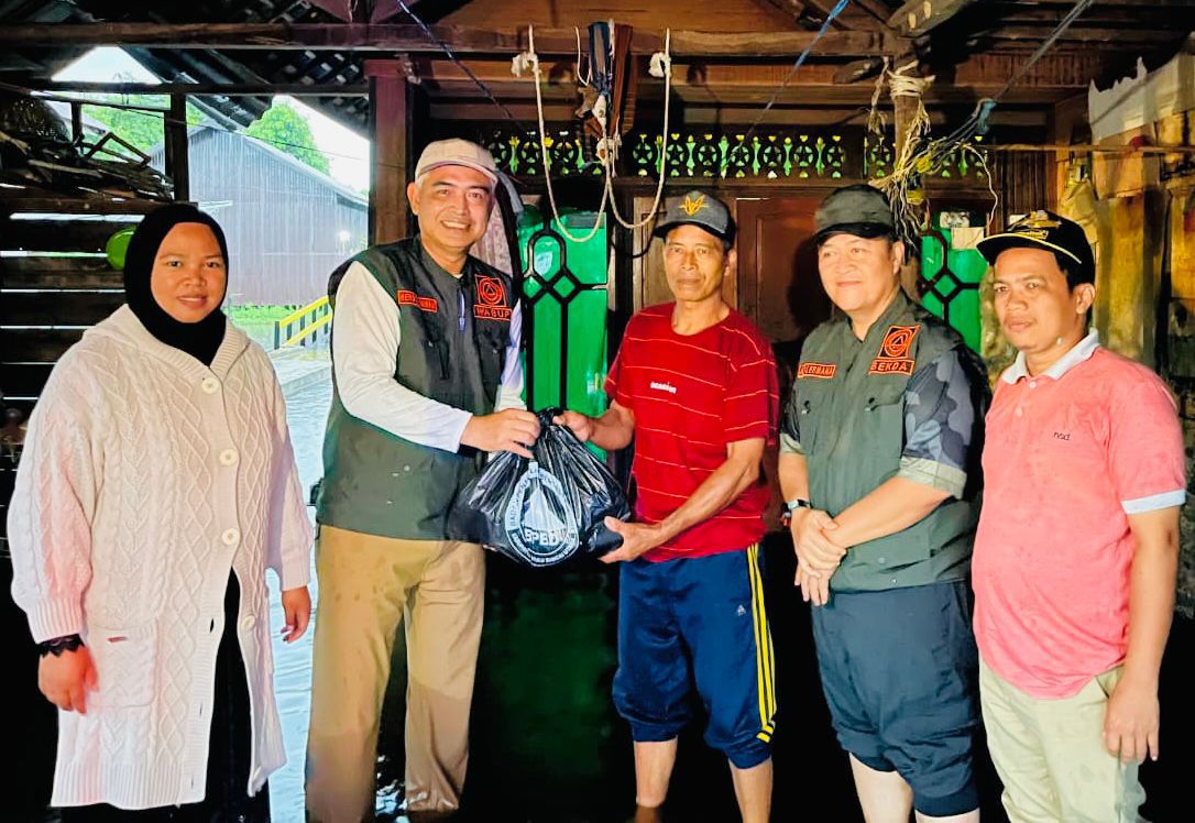 HADIR:Wakil Bupati Kabupaten Hulu Sungai Utara (HSU), Iwan Alabio turun langsung untuk mengunjungi masyarakat terdampak sekaligus menyalurkan bantuan kebutuhan pokok.
