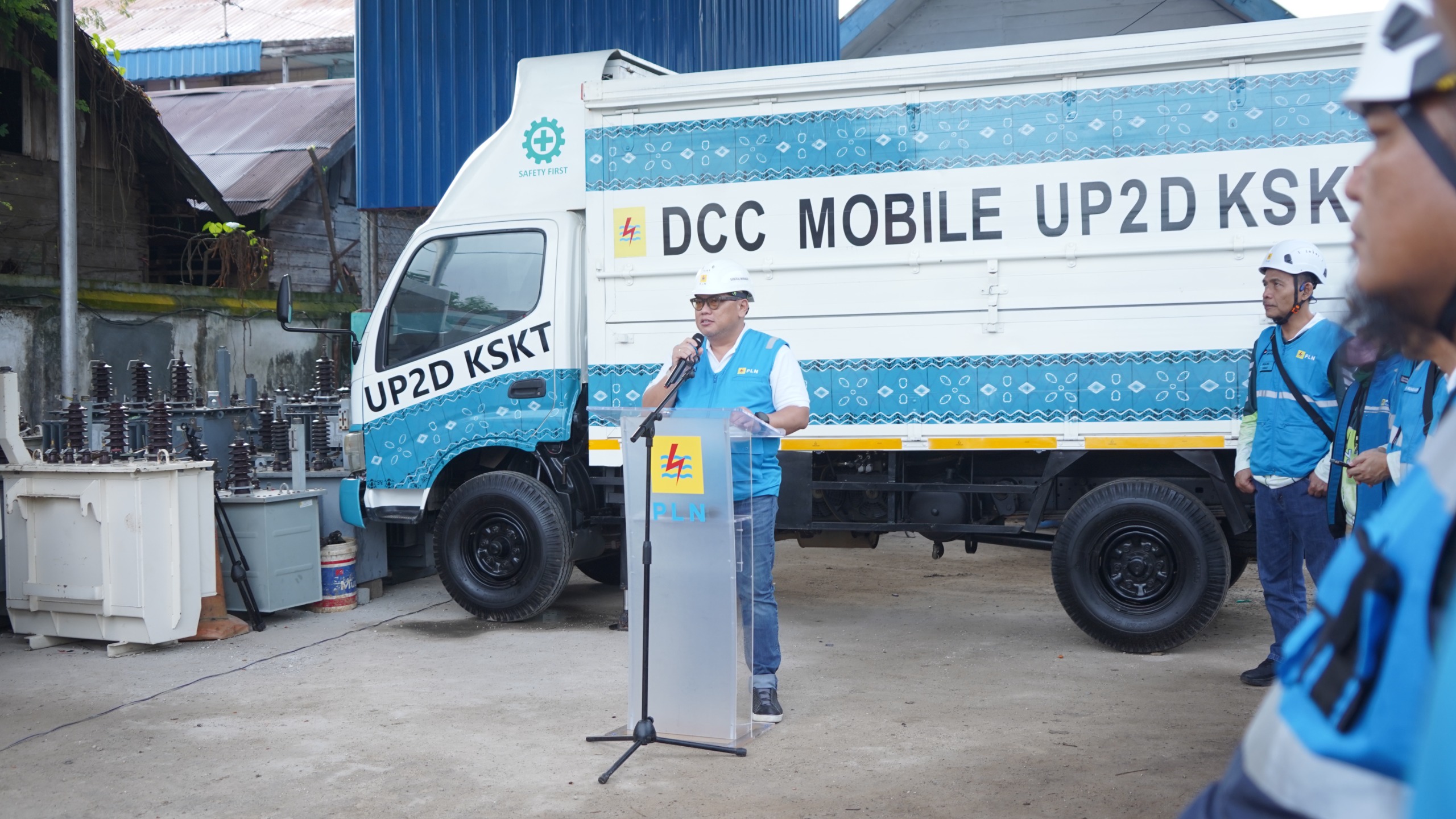 TETAP STABIL:PLN UID Kalselteng kembali menurunkan Distribution Control Center (DCC) Mobile untuk memastikan keandalan sistem kelistrikan tetap terjaga di Momen 5 Rajab Sekumpul