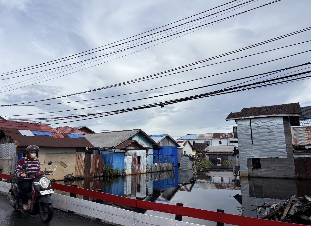 Sungai di Kelurahan Pemurus Dalam masih didapati bangunan yang makin menjorok ke tengah sungai.