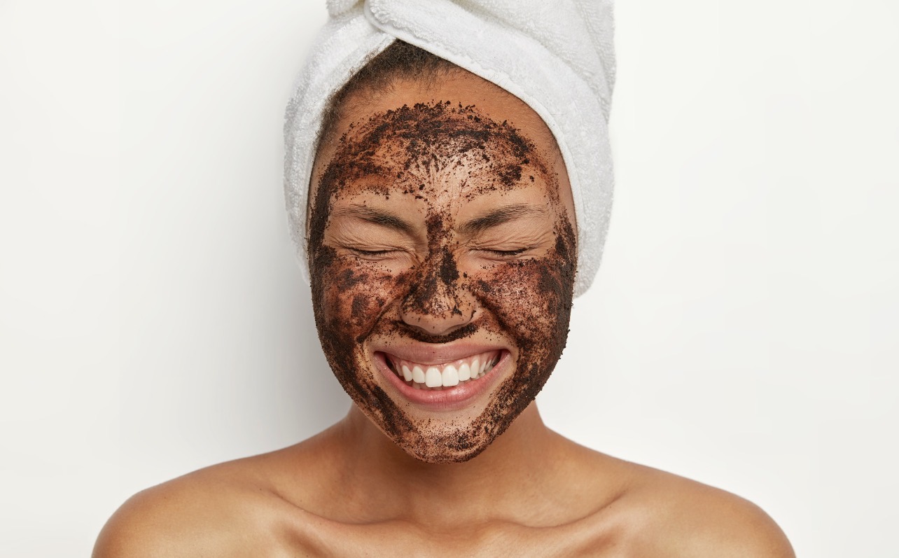 BERKHASIAT: Kandungan dalam biji kopi menyimpan kebaikan bagi kulit, sehingga cocok dijadikan masker wajah. (Foto: Freepik.com)