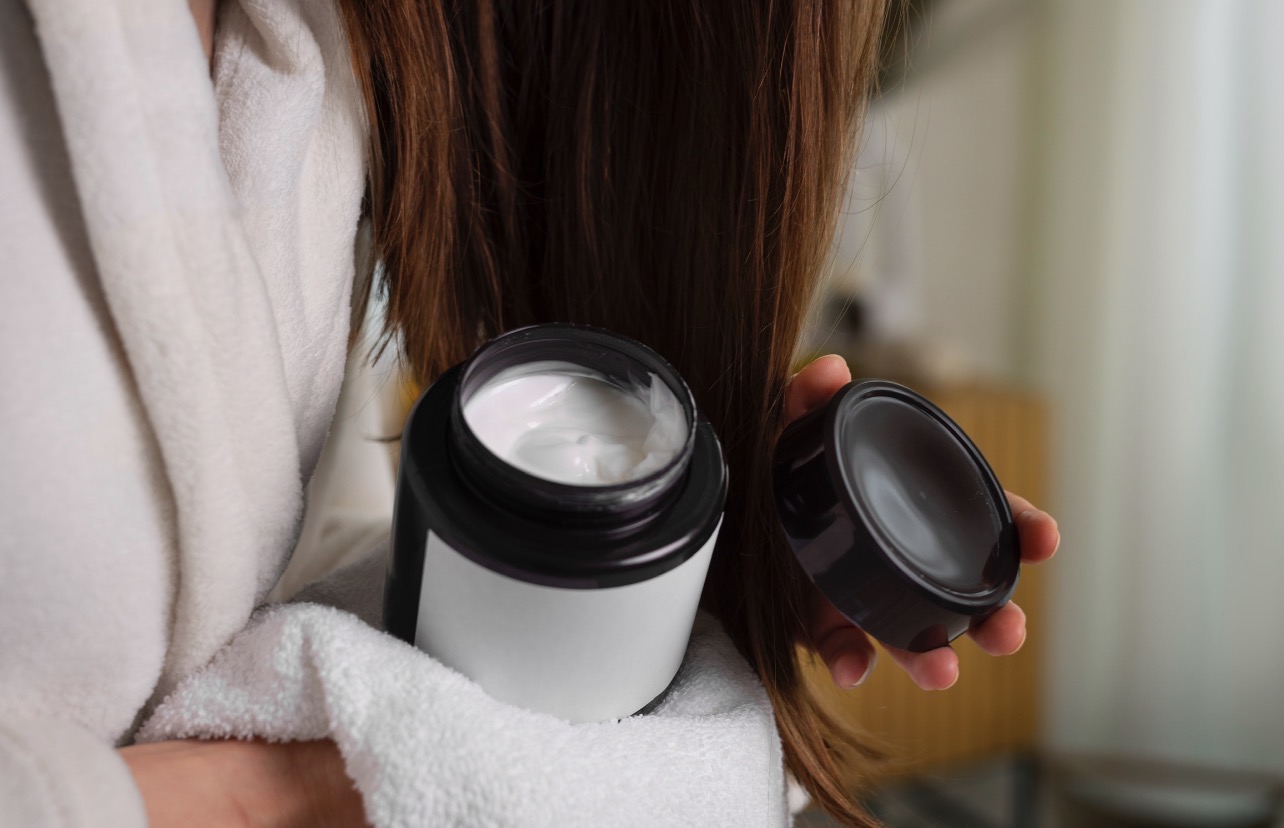 RAMBUT SEHAT: Mengantisipasi rontok, rambut panjang harus dirawat dengan haircare yang tepat. (Foto: Freepik.com)