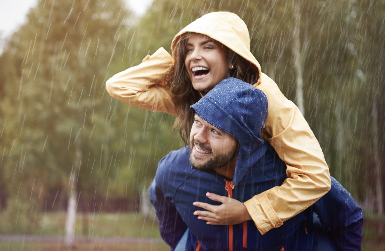 ANTISIPASI: Kehujanan dapat mengganggu kesehatan. Ketahui cara mengantisipasi sakit pasca kehujanan. (Foto: Freepik.com)