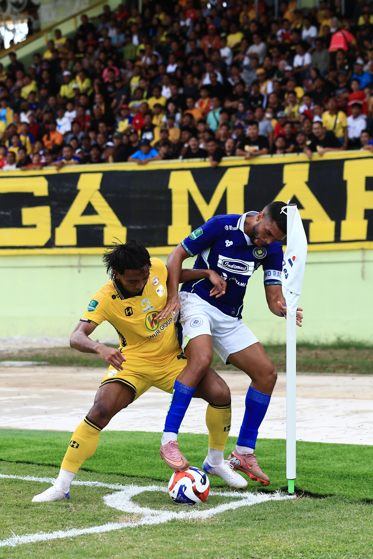 EUFORIA: Pemain Barito Putera merayakan kemenangan bersama suporter usai menundukkan Persiku Kudus 1-0 pada laga perdana kembali ke Stadion 17 Mei, Banjarmasin, Senin (5/1/2026).