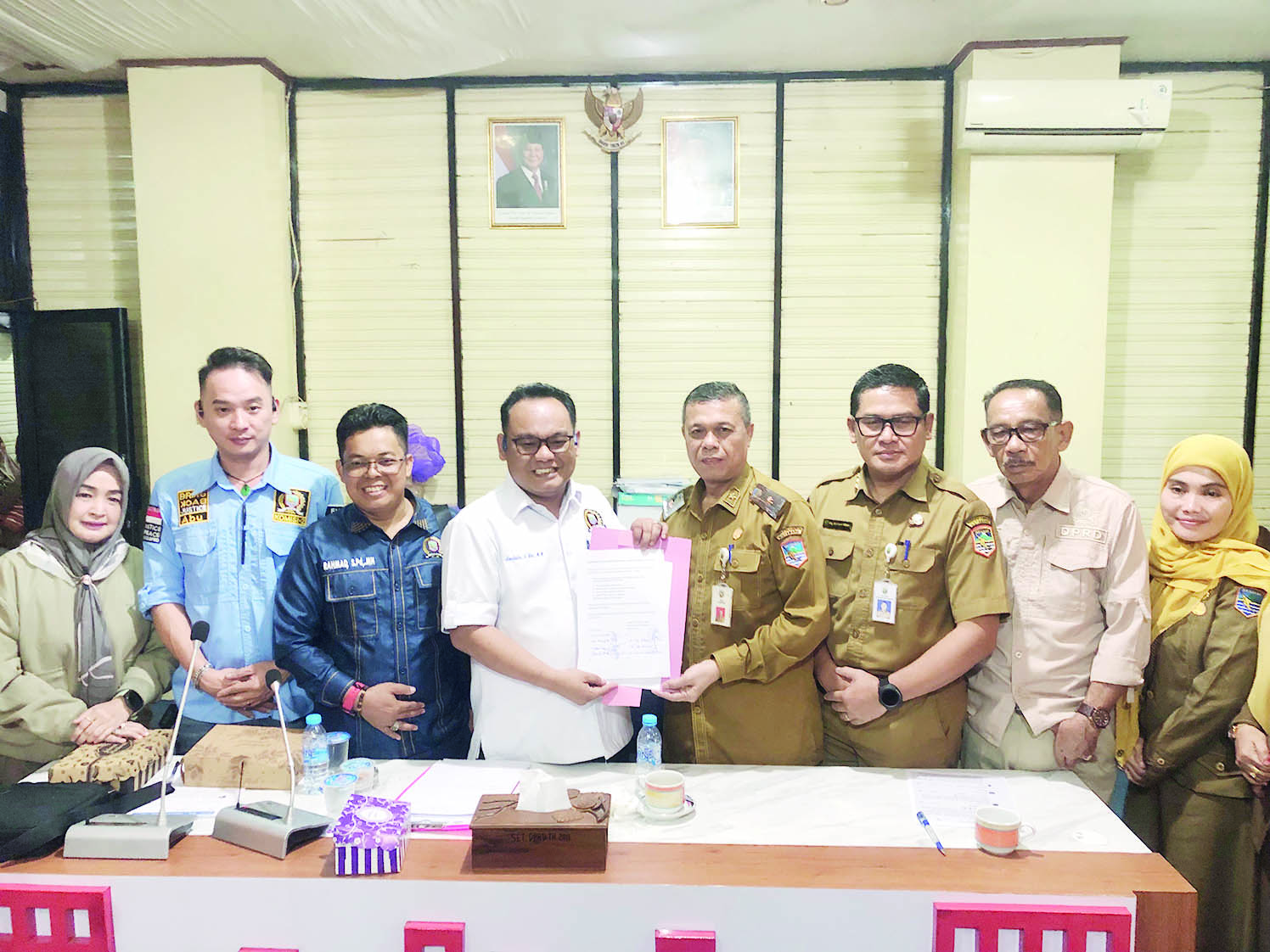 KOMITMEN: Foto Bersama usai penandatanganan Komitmen di Rapat Dengar Pendapat (RDP) terkait keluhan pelayanan kesehatan.