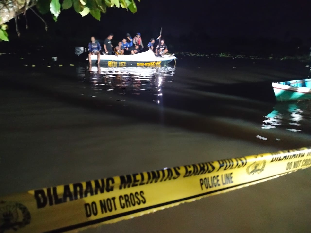 PENCARIAN: Tim Water Rescue Alalak Selatan melakukan penyelaman di Sungai Martapura, di sekitar titik awal korban dilaporkan tenggelam, Selasa (5/1/2026) malam.
