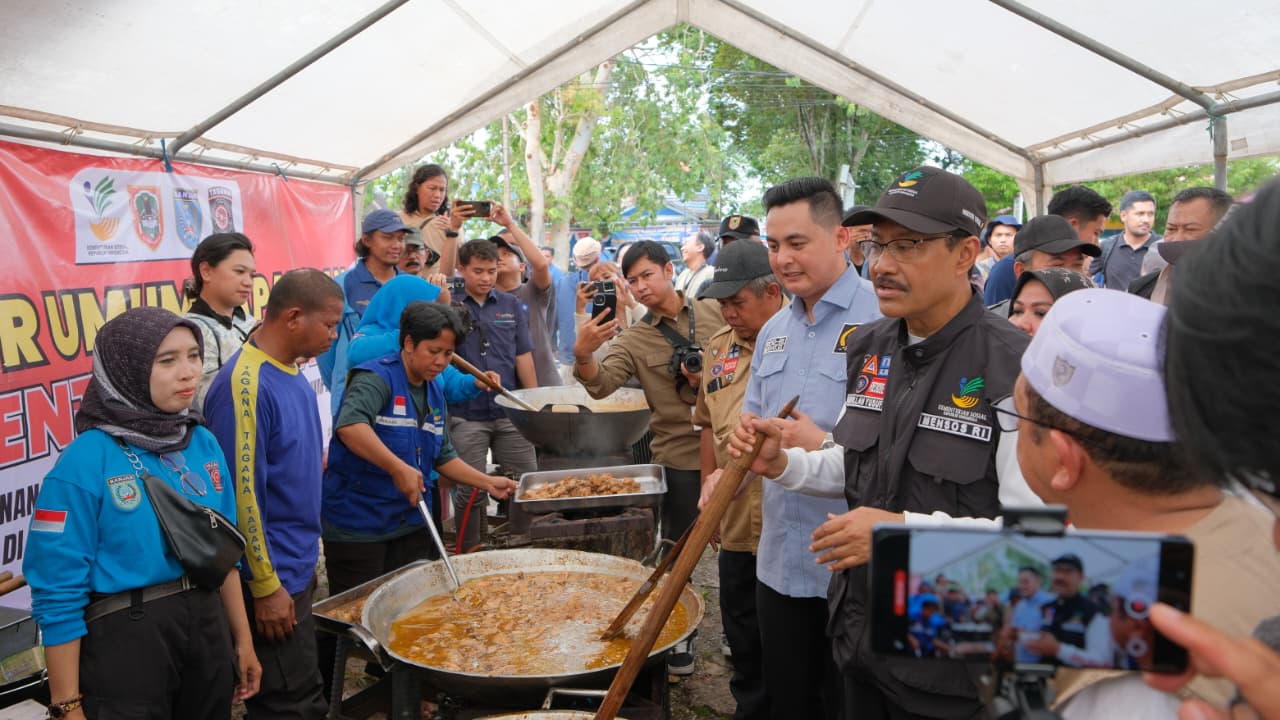 MEMASAK: Anggota DPD RI Muhammad Hidayattollah bersama Menteri Sosial RI saat kunjungan ke lokasi banjir di Kabupaten Banjar, ikut memasak di dapur umum, Minggu (4/1/2026).