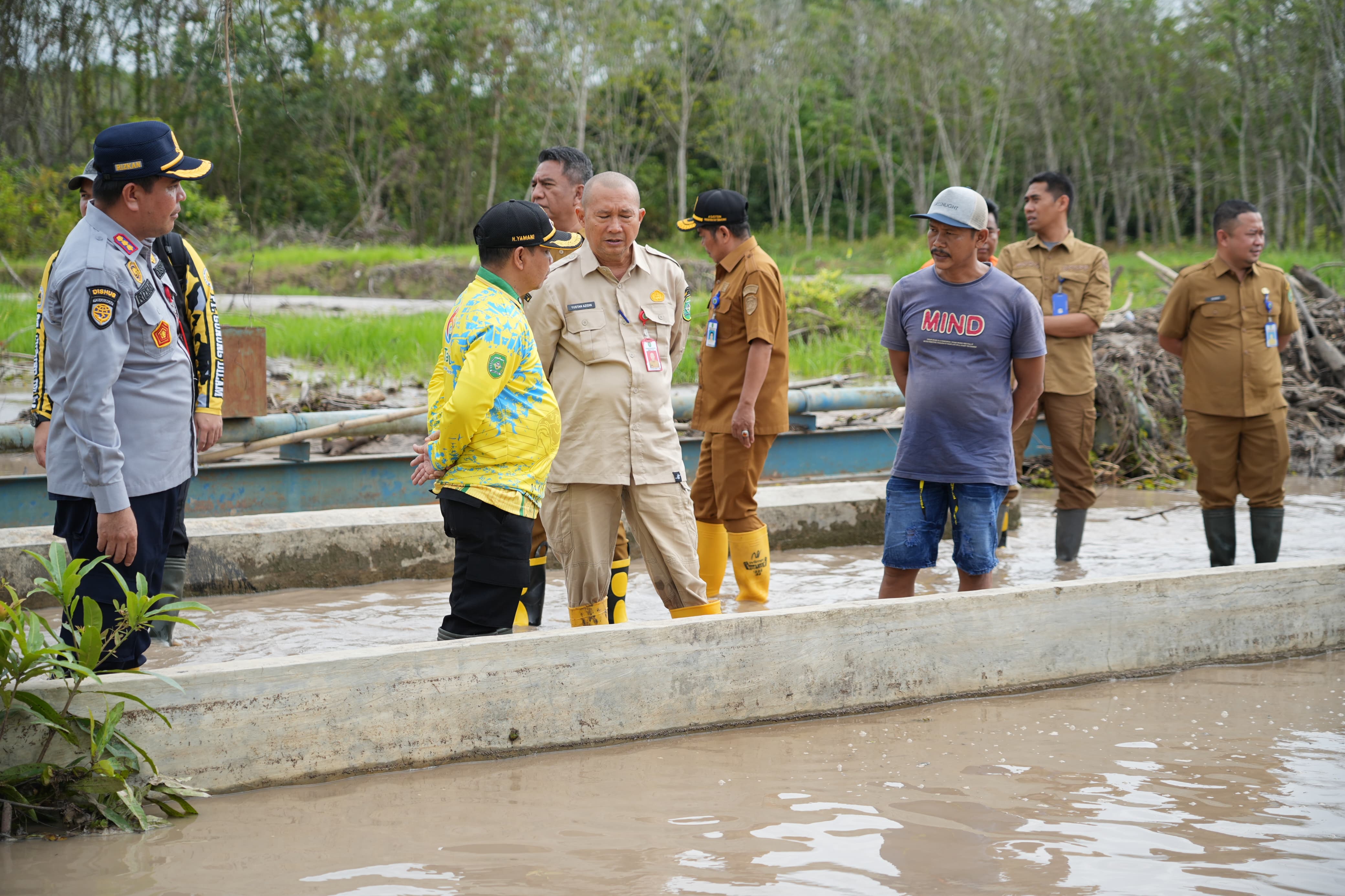 Akses yang tergenang di Jalan Sragen Desa Sawang Kecamatan Tapin Selatan, dipantau Bupati Tapin H Yamani bersama jajaran.