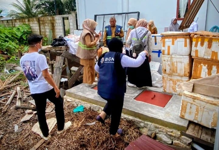 Tim Lingkungan Hidup Disperkim LH Kabupaten HSU, meninjau pengelolaan air limbah salah satu pengelolaan SPPG MBG di Kota Amuntai.