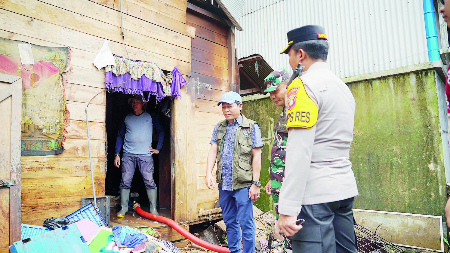 MENINJAU: Bupati Balangan Abdul Hadi meninjau langsung kondisi rumah warga yang rusak terdampak banjir bandang beberapa waktu lalu.
