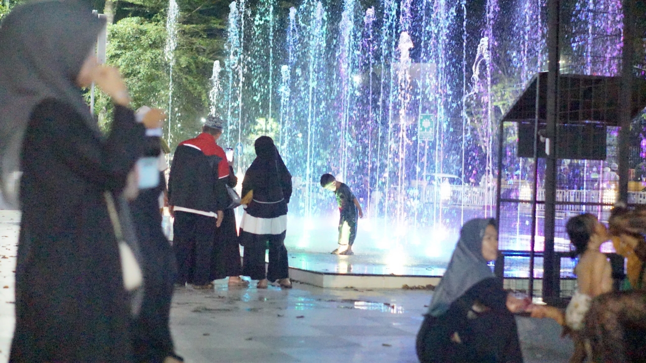 RAMAI: Dibuka untuk umum, Taman Van der Pijl Banjarbaru langsung ramai didatangi warga.