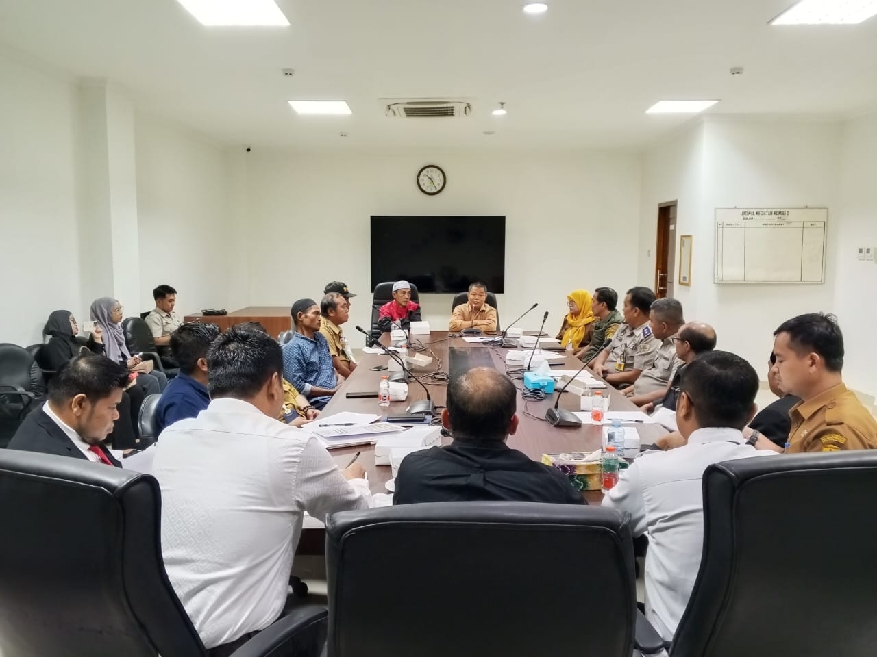 DIBAHAS: Rapat Komisi I DPRD Kota Banjarmasin membahas sengketa lahan di Jalan Rantauan Darat, Selasa (6/1/2026).
