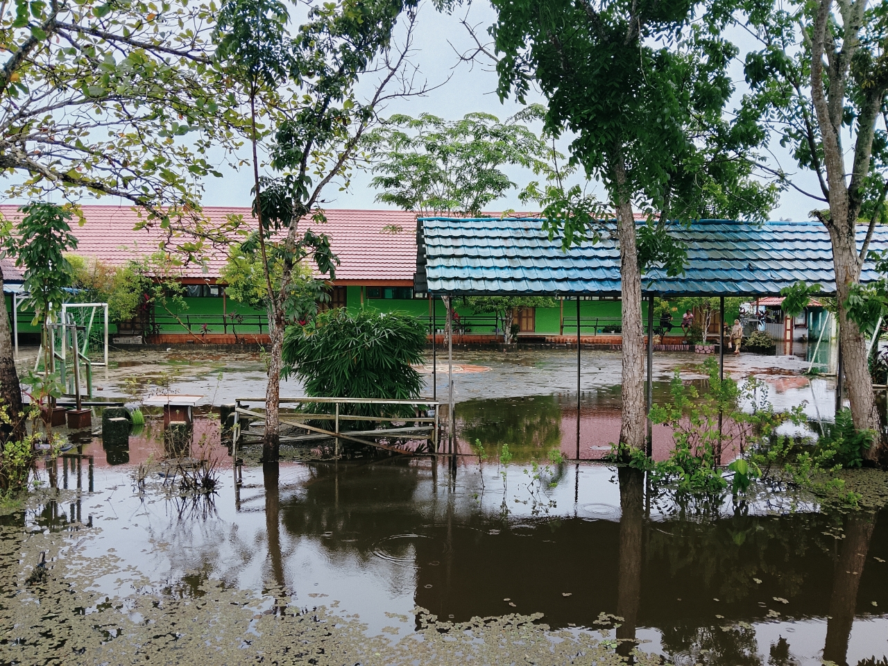 DILAPORKAN: Dinas Pendidikan Kota Banjarmasin melakukan pendataan kerusakan sarana dan prasarana sekolah terdampak banjir. Salah satunya di SMPN 22 Banjarmasin.