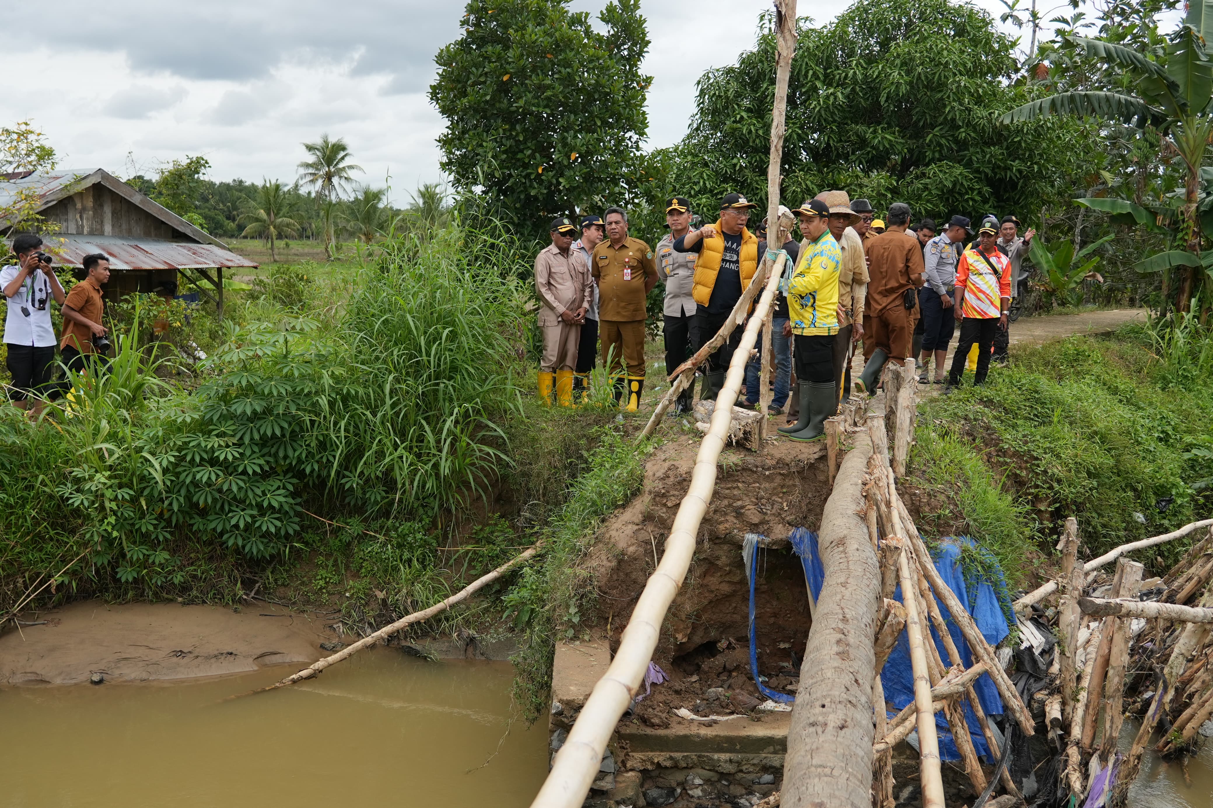 MINTA DIPERBAIKI: Warga Kelurahan Raya Belanti, Kecamatan Binuang, Kabupaten Tapin meminta agar tanggul jebol bisa diperbaiki.