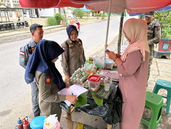 SOSIALISASI: Satpol PP HSS sosialisasikan rencana relokasi kepada para PKL di sekitaran Bundaran Ketupat. (SATPOL PP HSS)