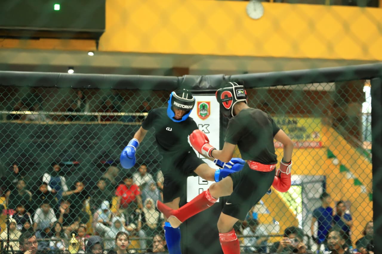 BERADU: Atlet-atlet MMA Kalimantan Selatan saling beradu teknik dan kekuatan pada pelaksanaan Kejurprov IBCA MMA Kalsel edisi sebelumnya. (M Idris Jian Sidik)