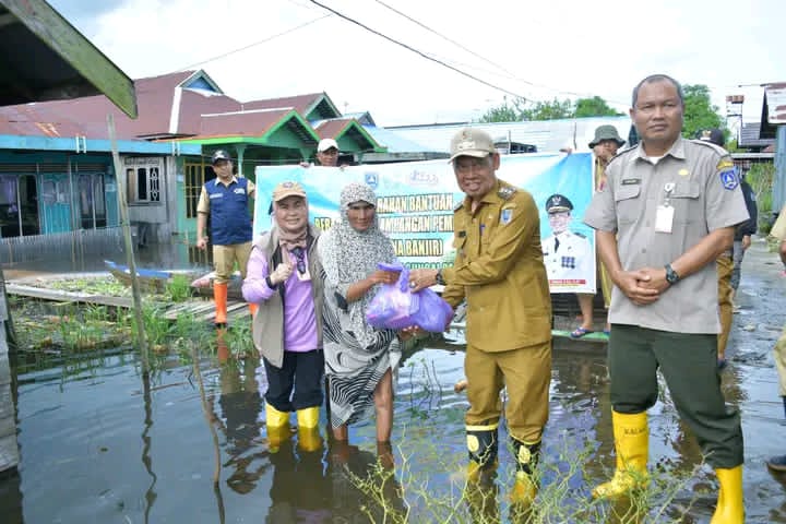 SERAHKAN:Wakil Bupati Kabupaten HSS, H Suriani serahkan langsung bantuan untuk korban banjir di wilayah Kecamatan Daha Barat, Selasa (6/1/2026).