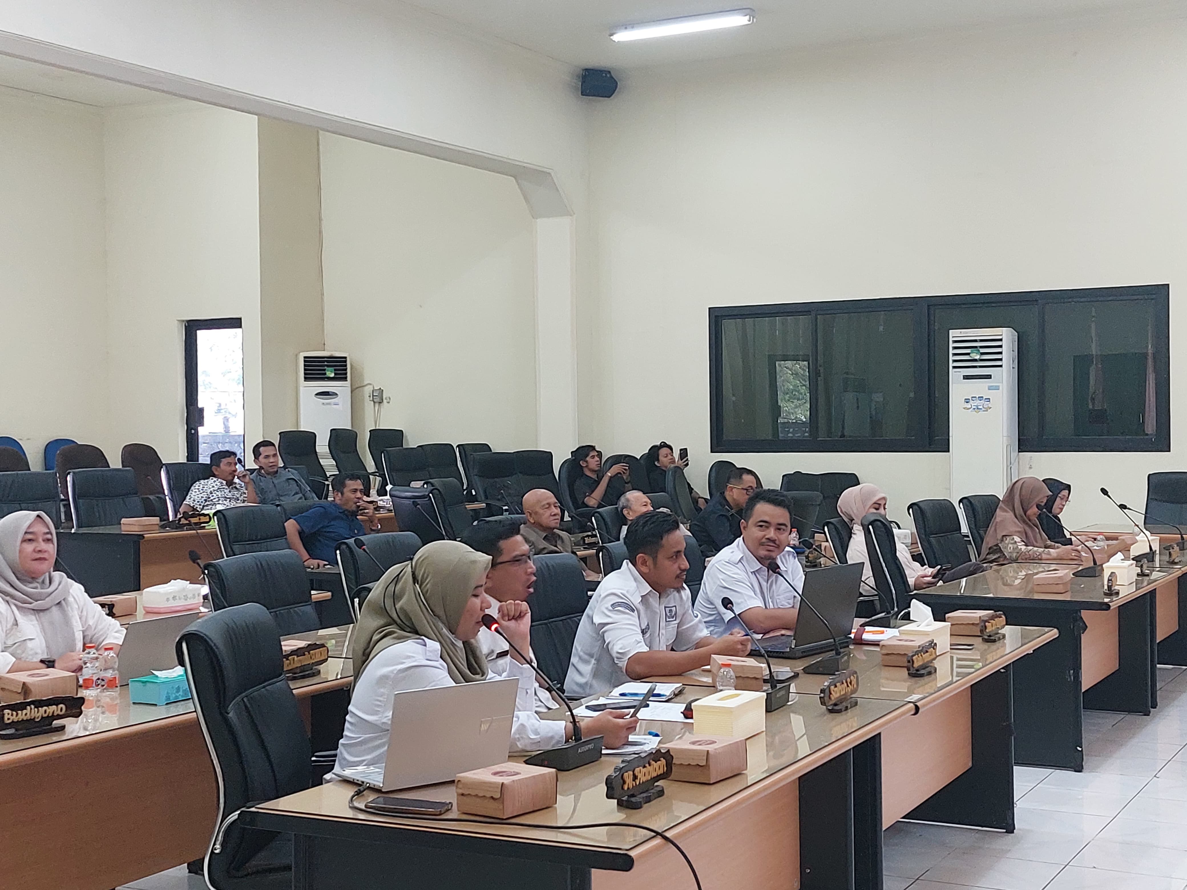 RAPAT EVALUASI: Komisi I DPRD HST menggelar rapat evaluasi dengan Disperkimtan, Rabu (7/1/2025). (Foto: Jamaluddin/Radar Banjarmasin).
