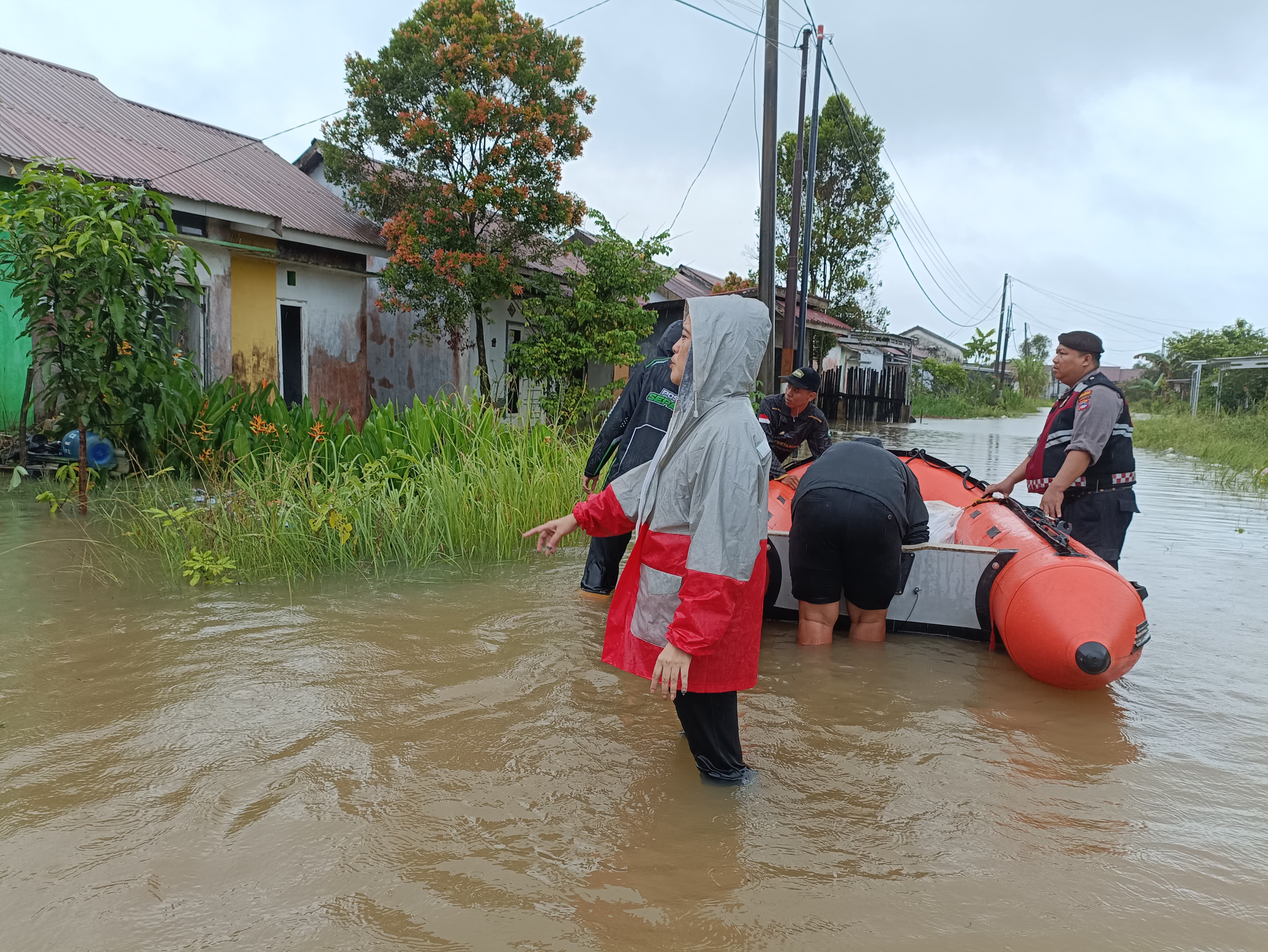 anggota DPRD banjarbaru emi Lasari saat mendatangi langsung lokasi banjir di perumahan Terrace Pelangi (Sheilla/Radar Banjarmasin)