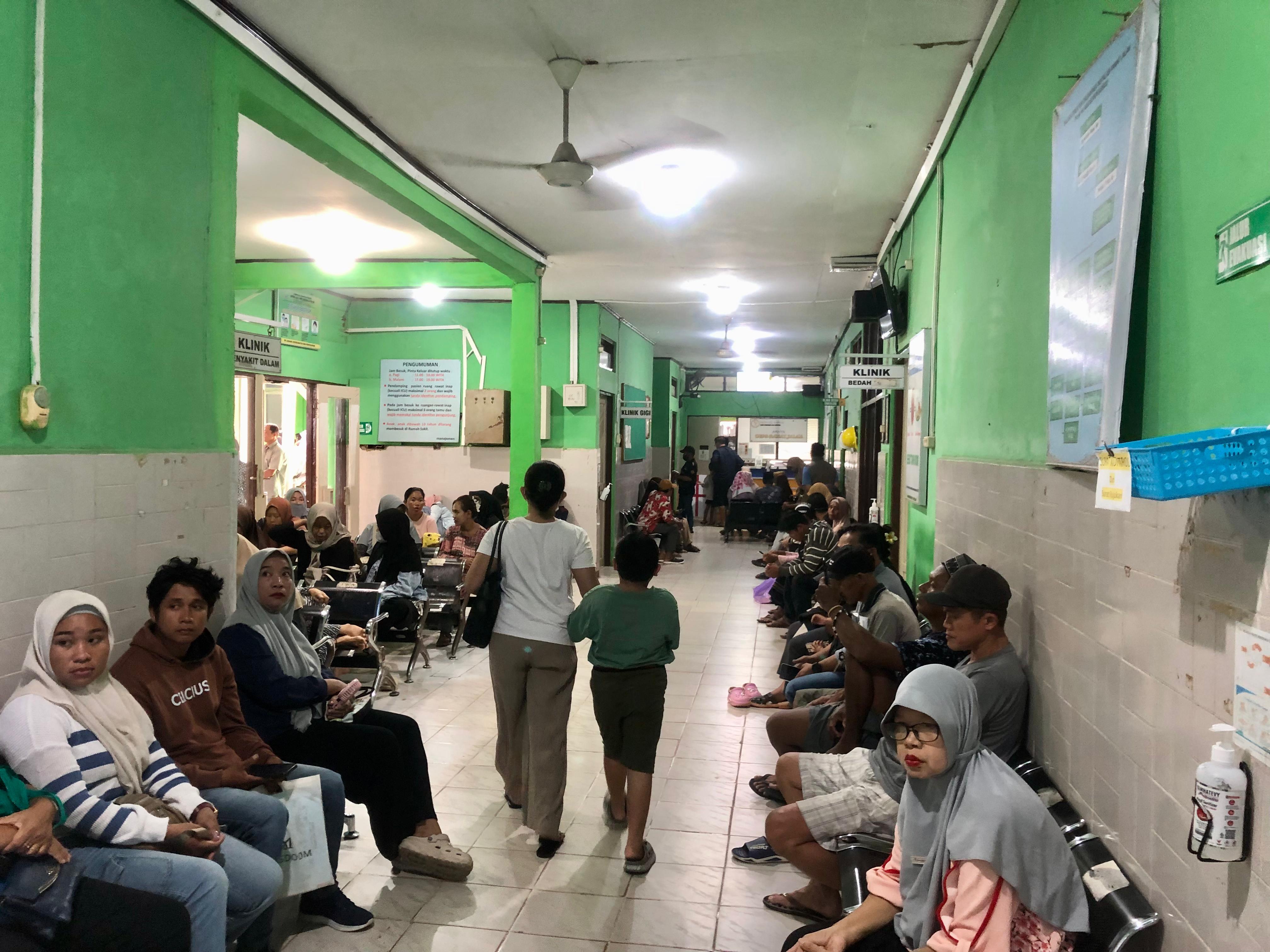 ANTRIAN: Kondisi antrian di RSUD Pengeran Jaya Sumitra Kotabaru. Foto: Jumain/ Radar Banjarmasin.