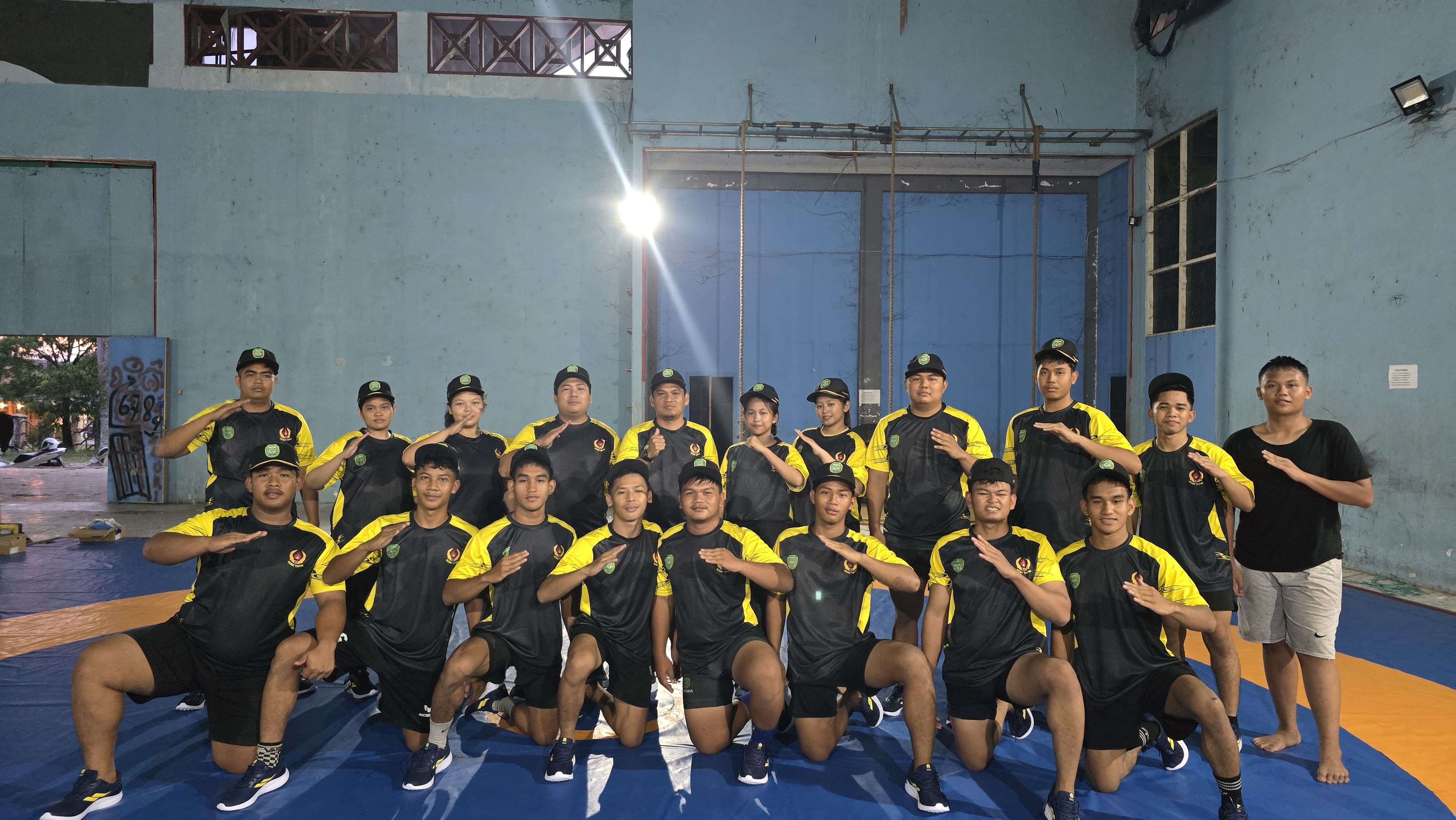 Atlet-atlet gulat PGSI Tapin saat menjalani sesi latihan di Gedung Ruhui Rahayu, Kupang, sebagai bagian dari program pembinaan dan regenerasi pegulat daerah. (dok PGSI Tapin)