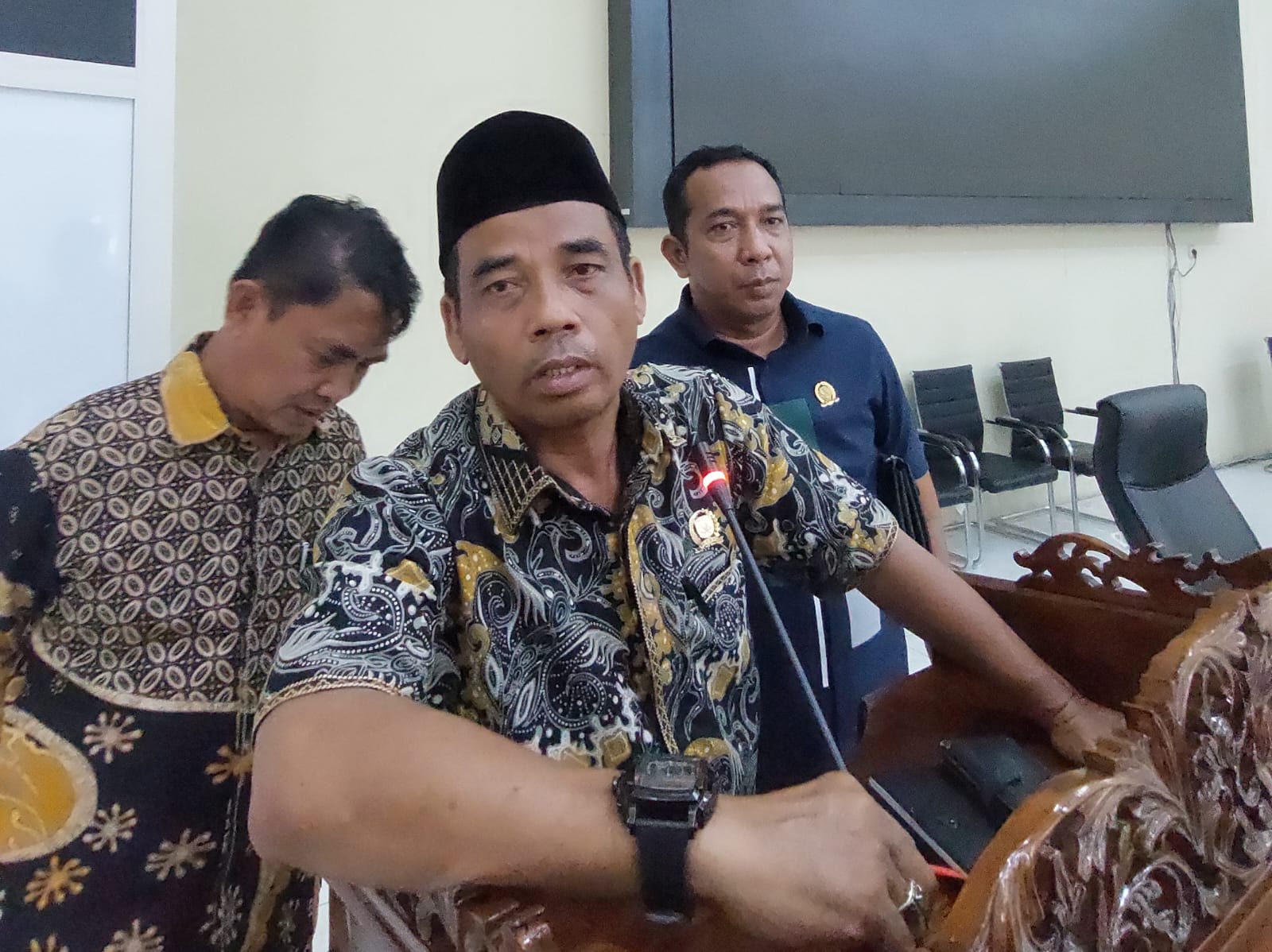 PROLEGDA: Ketua Bapemperda DPRD HST, Salpia Riduan (tengah) saat diwawancara awak media, Rabu (7/1/2026). (Foto: Jamaluddin/Radar Banjarmasin).