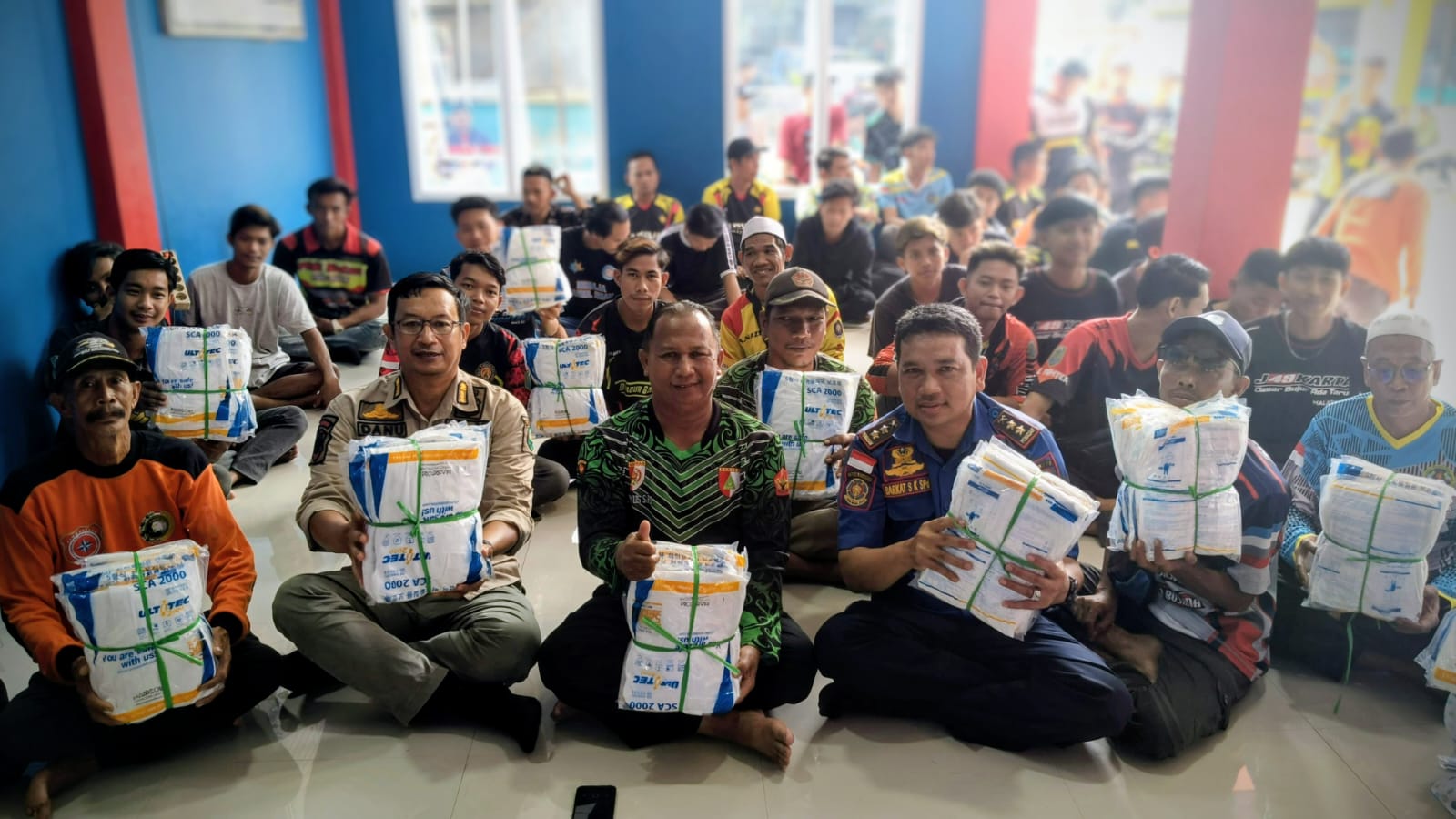 MOMEN: Plt Sekretaris Dinas Satpol PP dan Damkar HSU Danu F.Fotohena dan Kabid Damkar HSU H Barkar Syahrulkalam, menyerahkan bantuan APD kepada ratusan unit relawan damkar di Kabupaten HSU, Rabu (7/1/