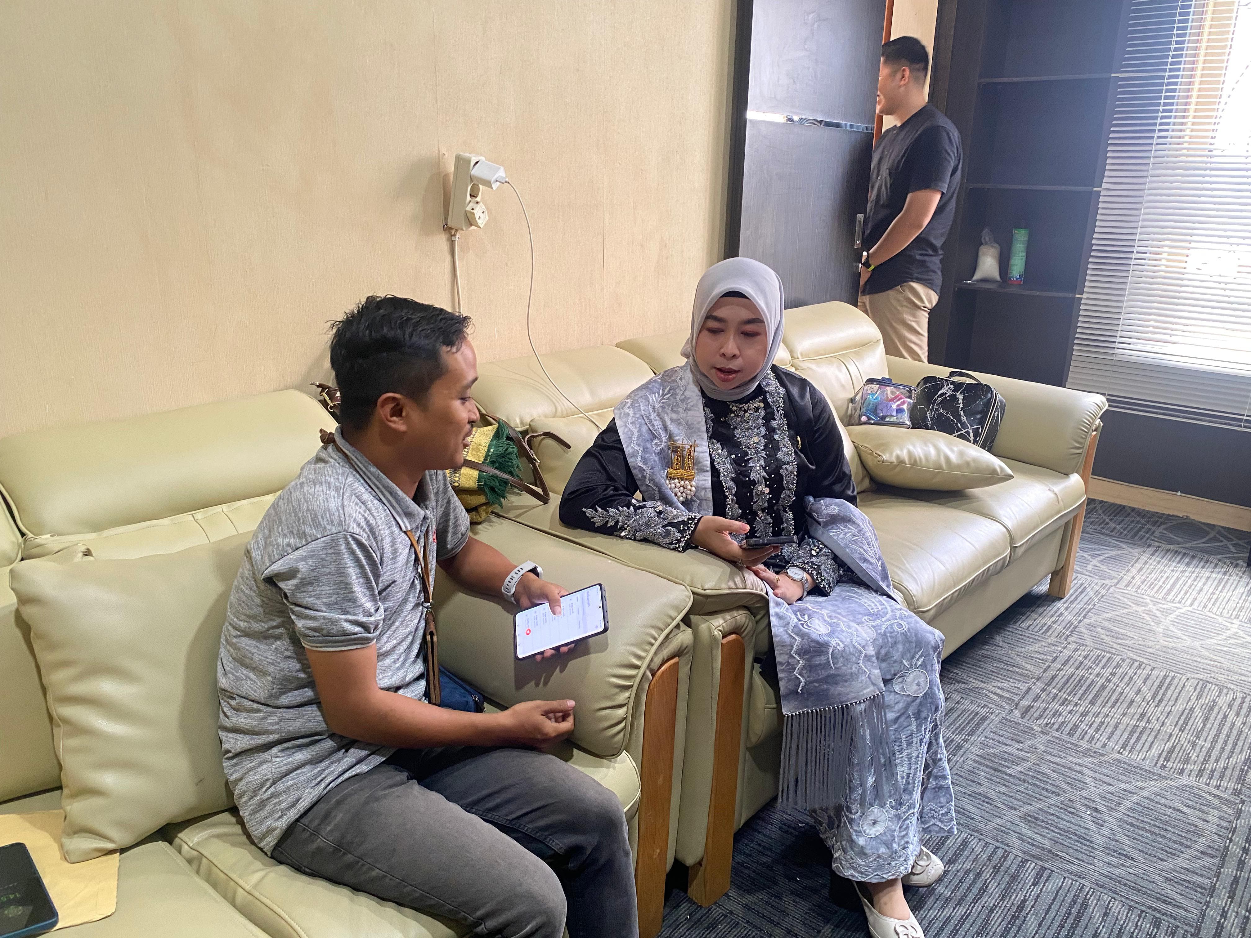 Ketua DPRD Kabupaten Balangan, Hj Linda Wati, menyampaikan sikap DPRD terkait penanganan dan mitigasi banjir bandang di Kecamatan Tebing Tinggi.(M Dirga / Radar Banjarmasin)