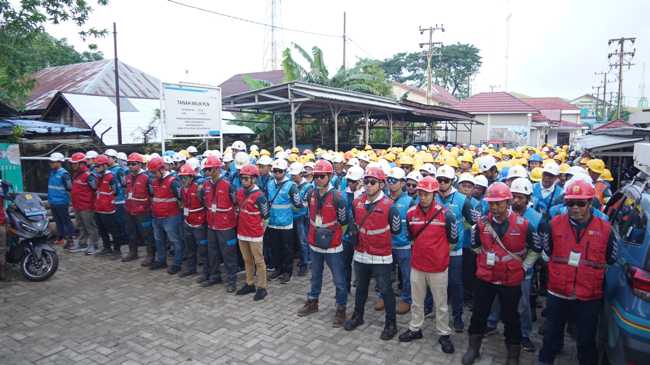 FULL TEAM:PLN UID Kalselteng menurunkan 453 personel siaga yang ditempatkan di 13 posko strategis untuk mengantisipasi potensi gangguan kelistrikan di tengah padatnya jamaah.