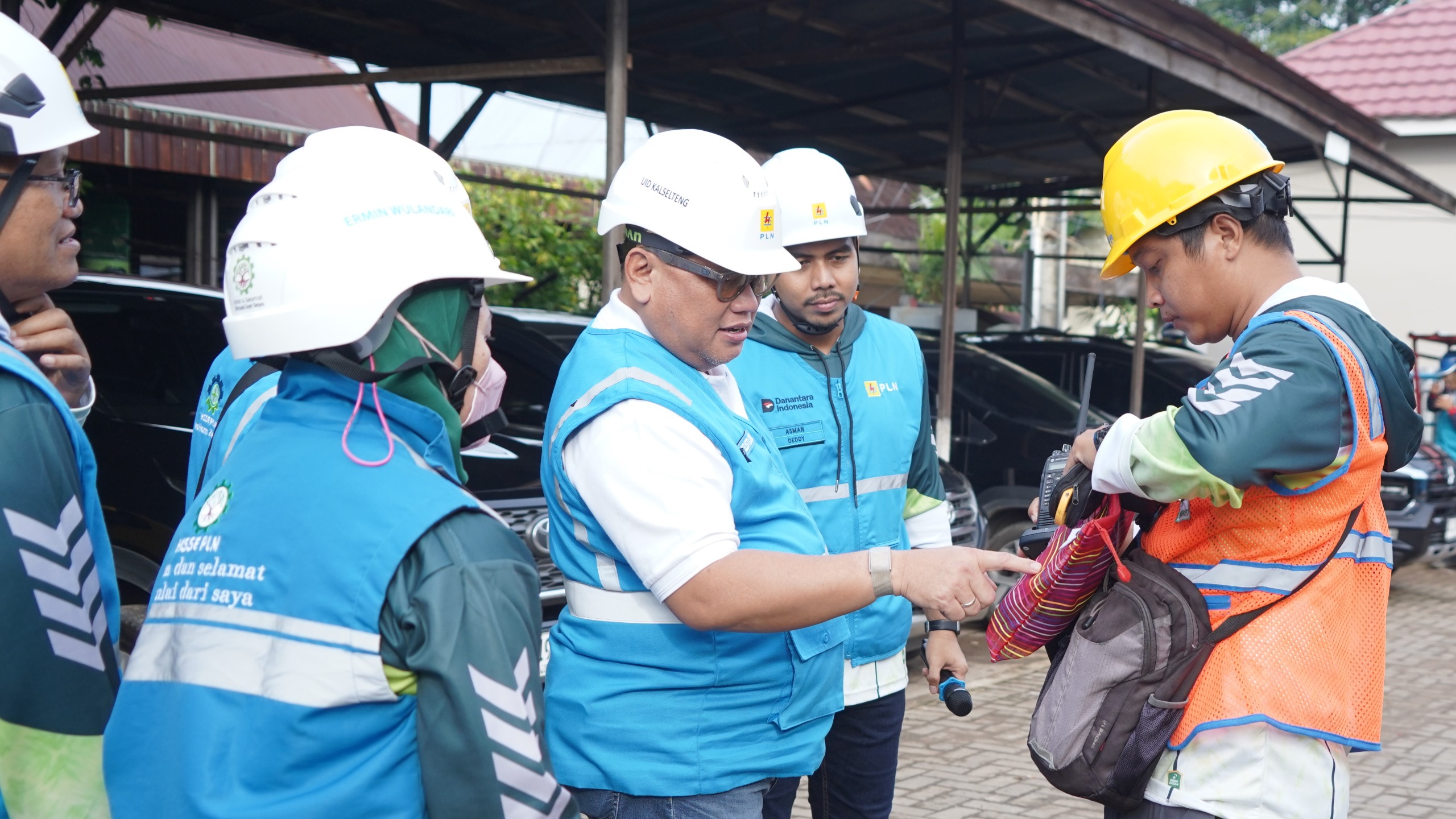 INSPEKSI: GM PLN UID Kalselteng, Iwan Soelistijono melakukan pengecekan perlengkapan salah satu petugas posko.