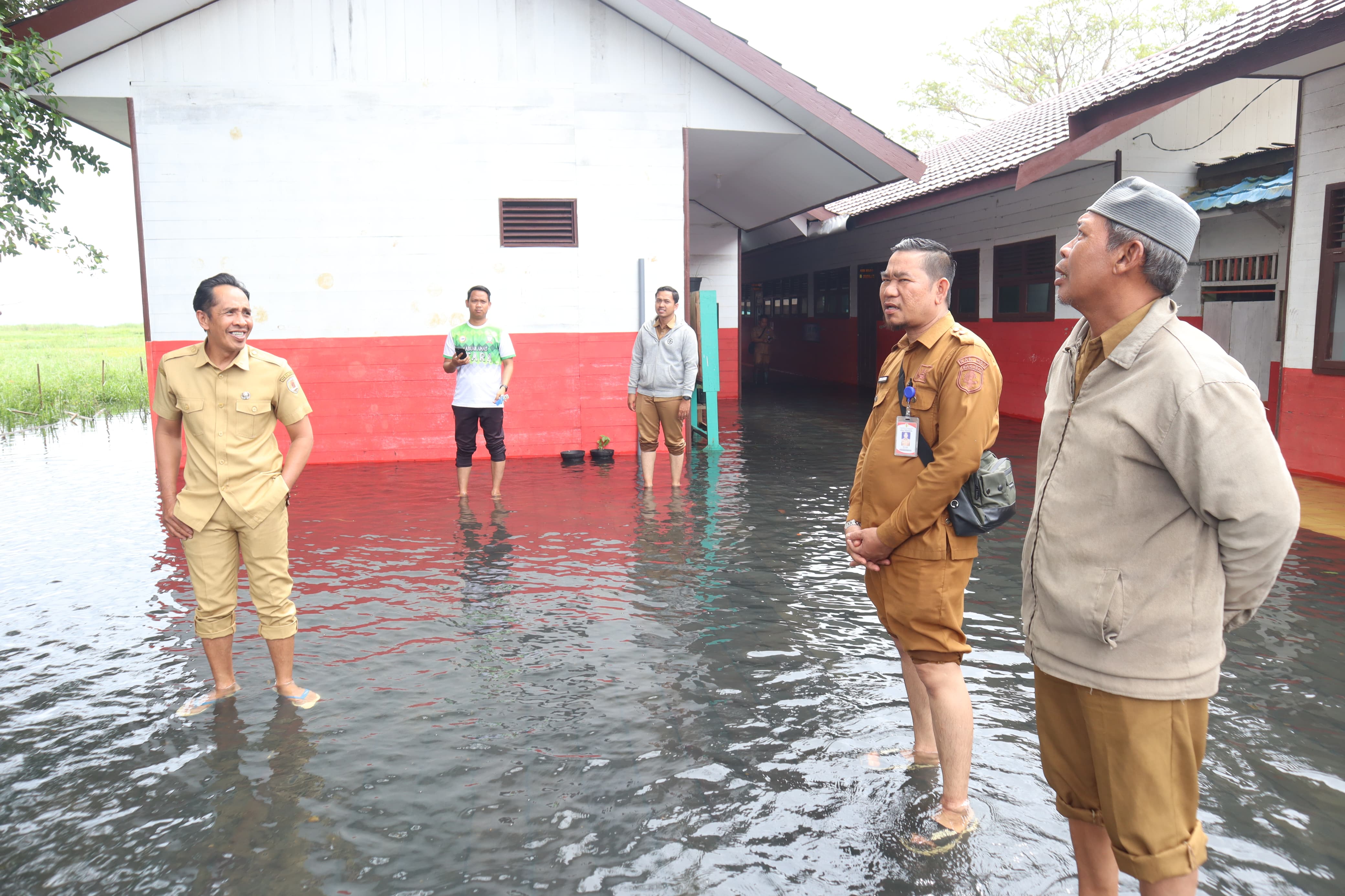 BANJIR: SDN Pahalatan di Kecamatan Labuan Amas Utara langganan banjir. (Foto: Humas Disdik HST untuk Radar Banjarmasin).