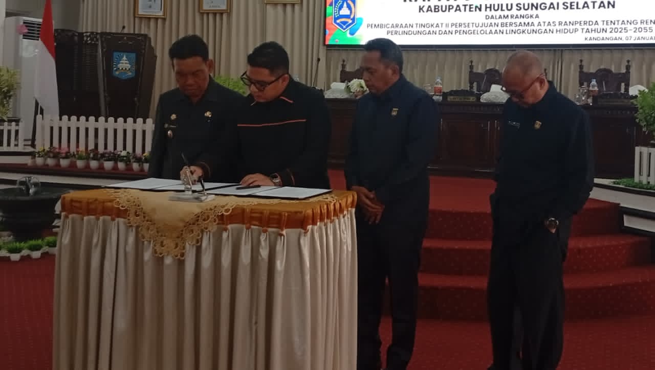 SETUJUI:Ketua DPRD HSS, Akhmad Fahmi menandatangani surat persetujuan Penarikan Ranperda Penyertaan Modal kepada PT BPR HSS.