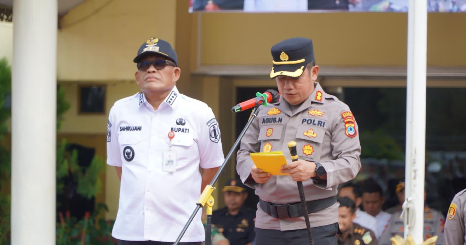 KOMPAK:Bupati HSU, H Sahrujani dan Kapolres HSU, AKBP Agus Nuryanto memimpin apel Gelar Pasukan Pengamanan 21 Rajab 1447 H di halaman Pemkab HSU, Rabu (7/1/2025).